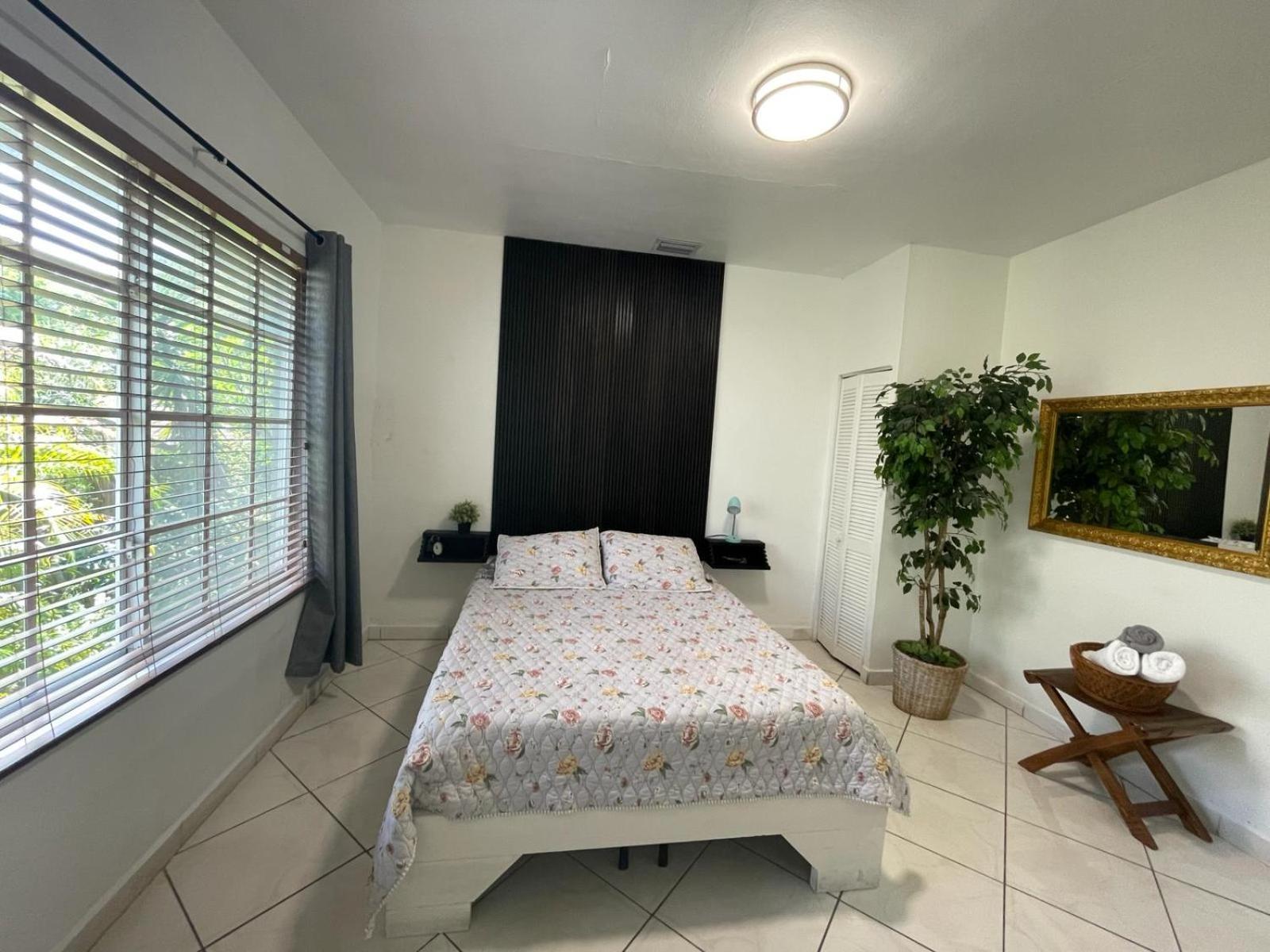 Private Next To Calle Ocho Homestay *