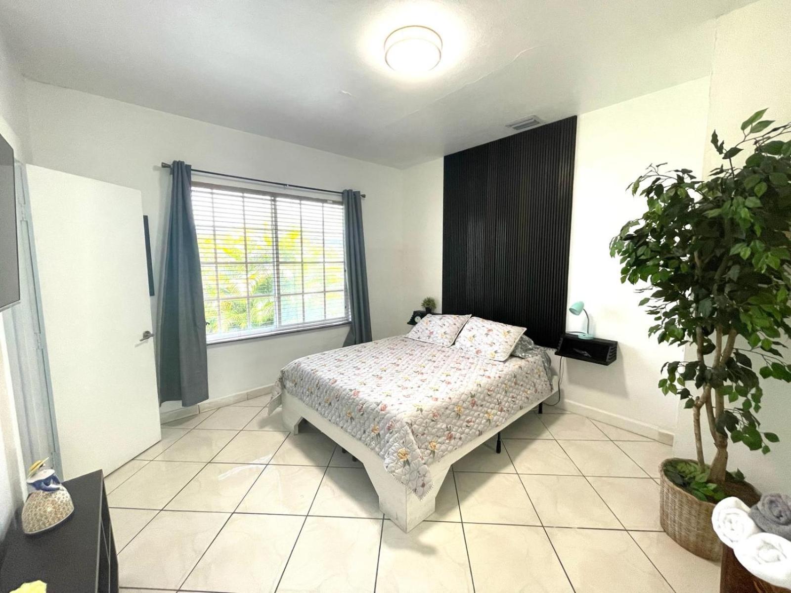 Private Next To Calle Ocho Homestay