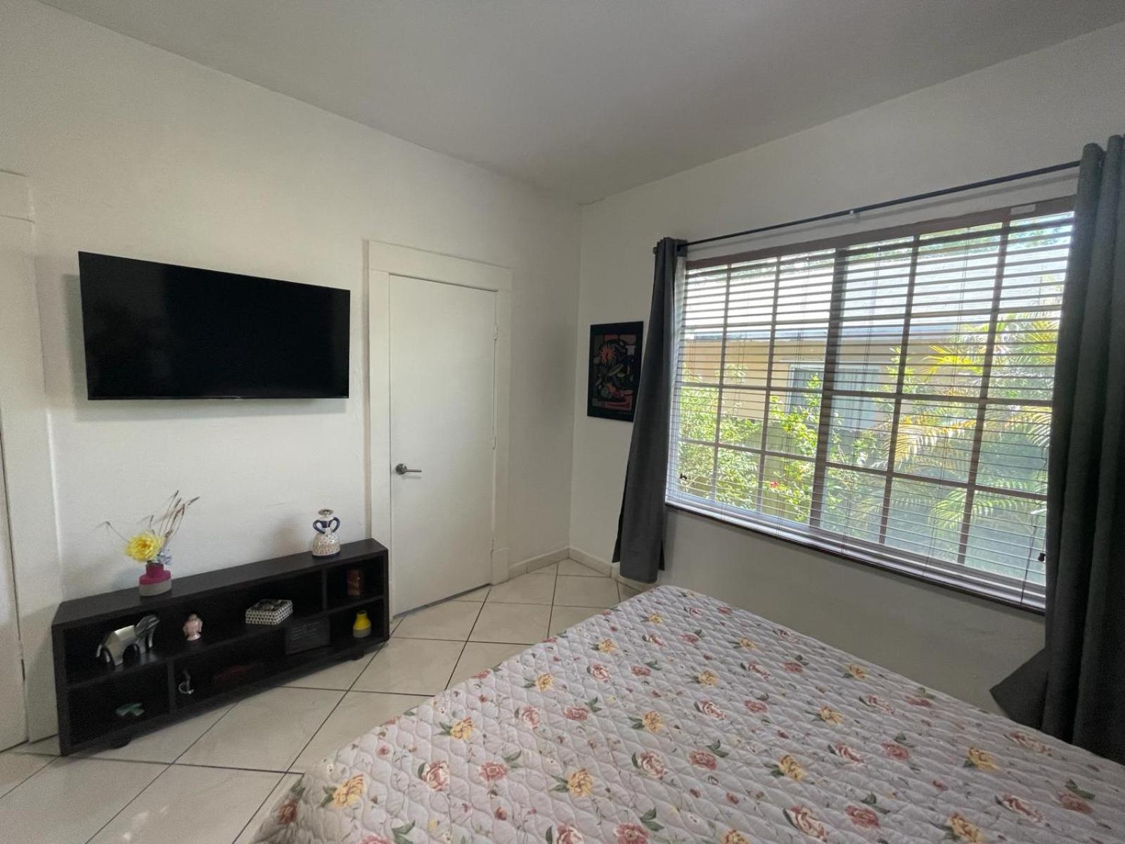 Private Next To Calle Ocho *