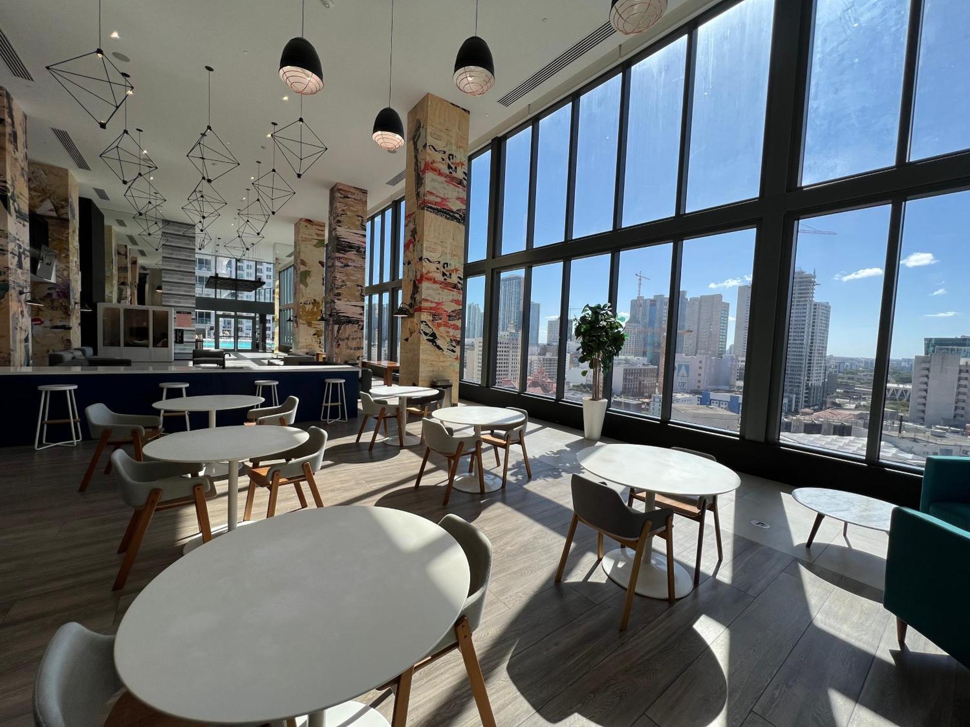Apartment In Downtown *