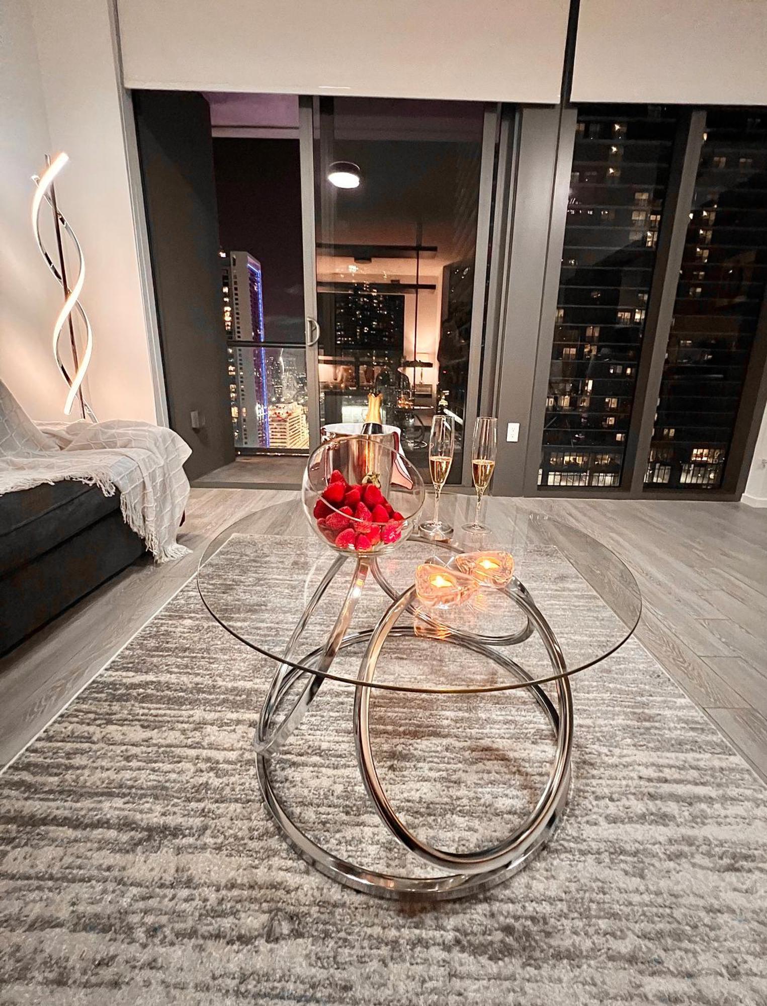 Apartment In Downtown *