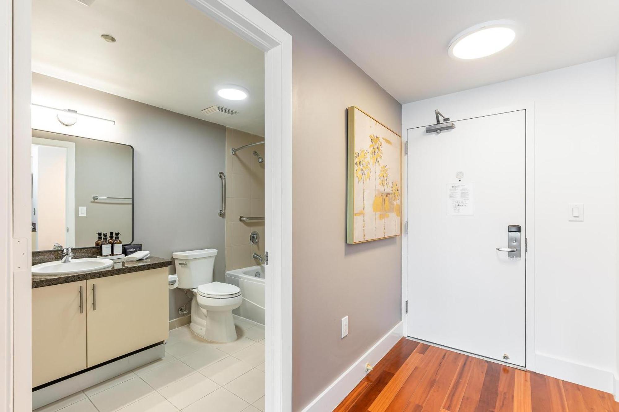 Apartment Renovated Coconut Grove Includes Parking Miami