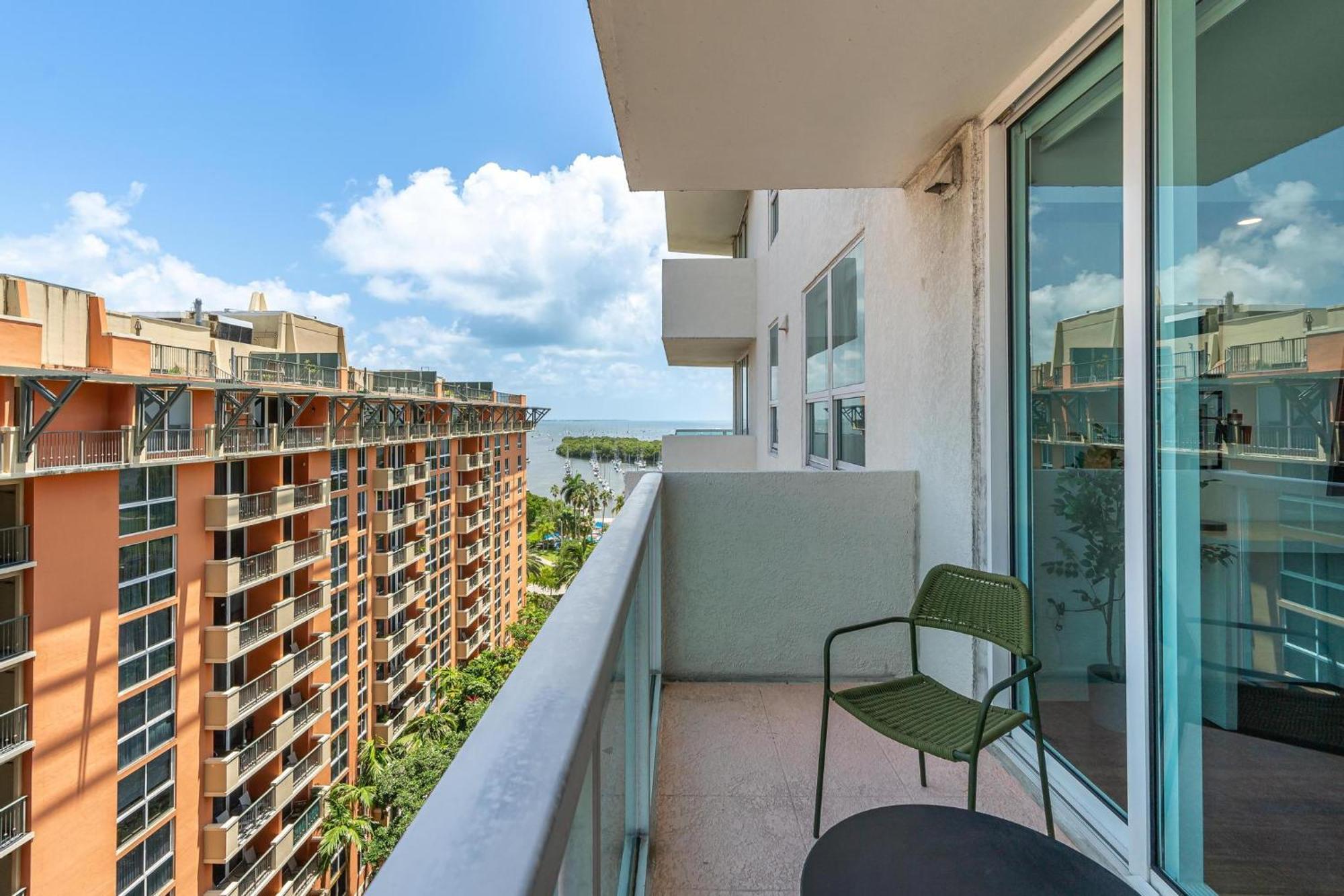 Apartment Renovated Coconut Grove Includes Parking Miami