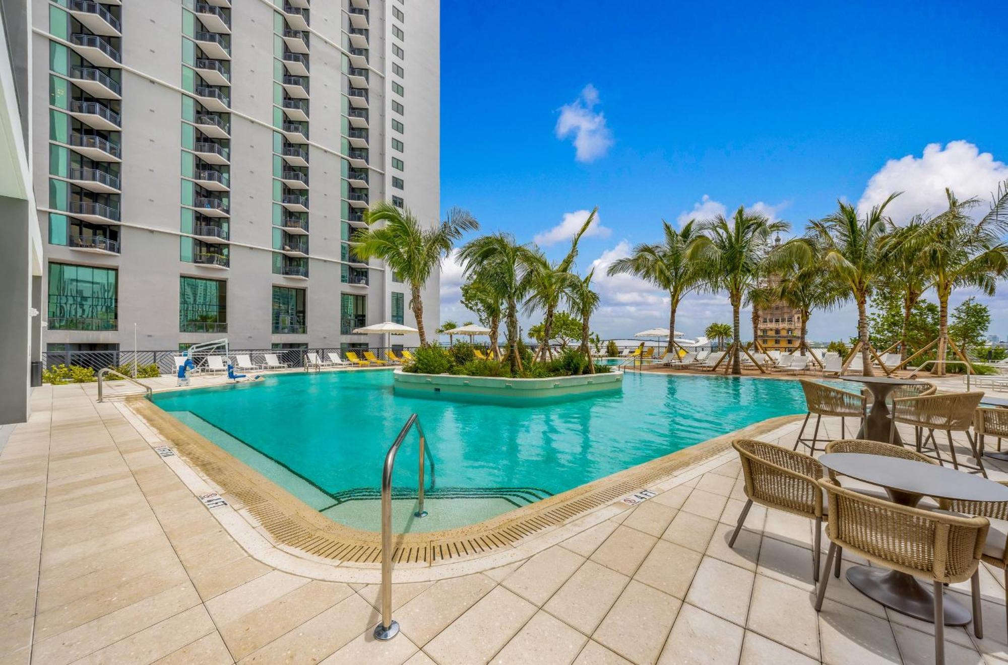 Chic Downtown 1br With Stunning Skyline Views *