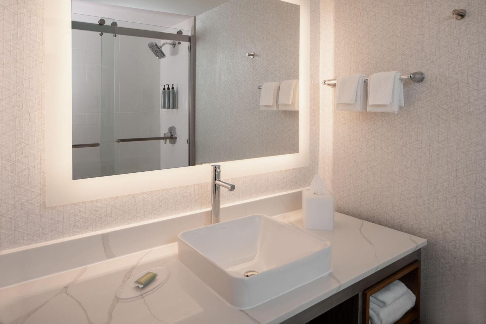 Courtyard Miami 3*