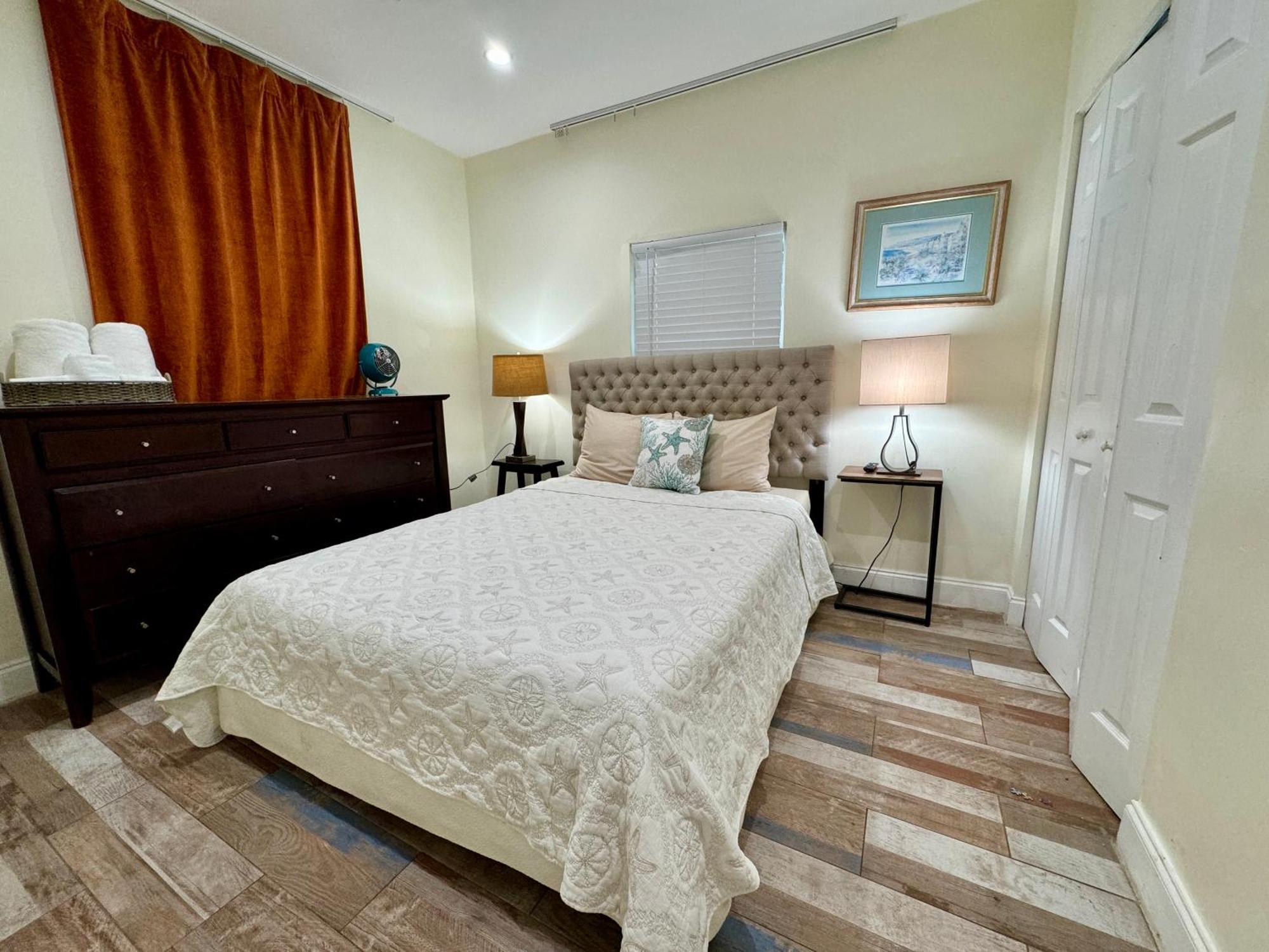 Private At Centrally Located With Free Parking Homestay *
