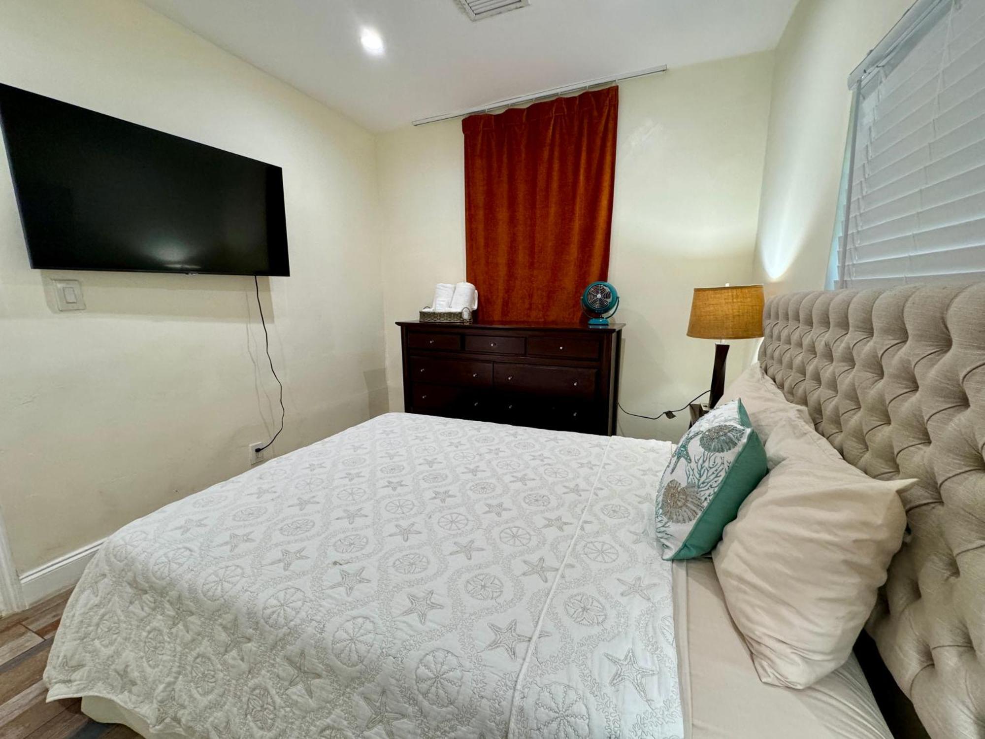 Private At Centrally Located With Free Parking * Miami