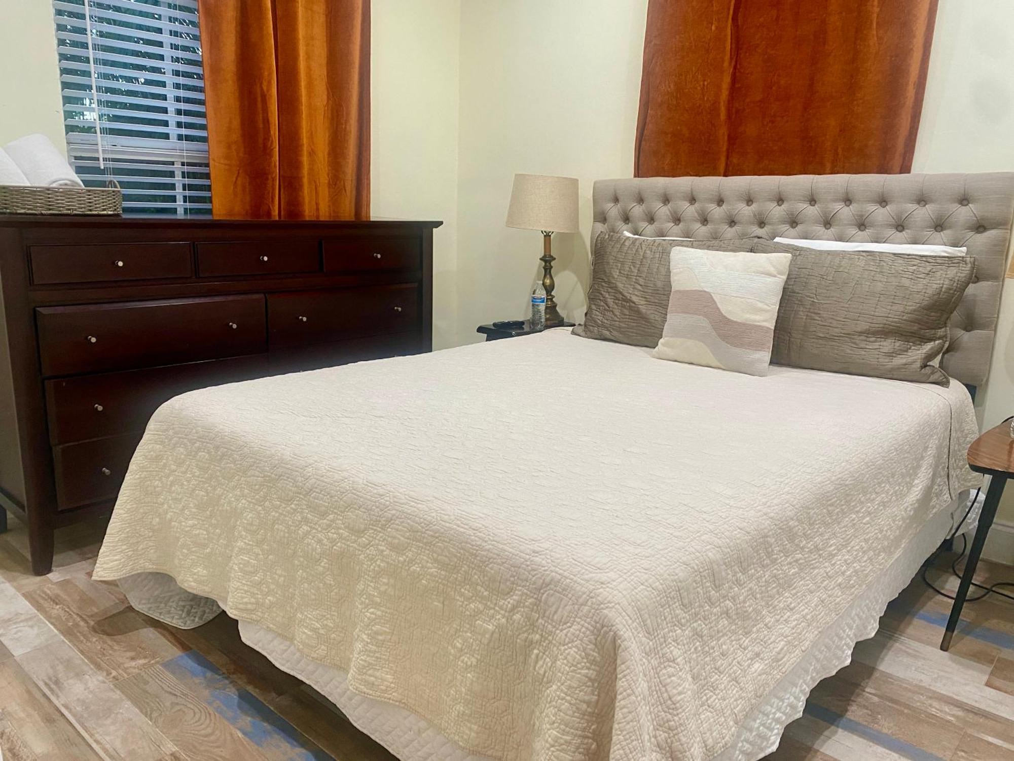 Private At Centrally Located With Free Parking * Miami
