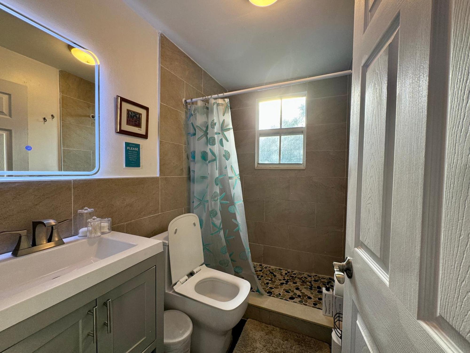Private At Centrally Located With Free Parking Miami