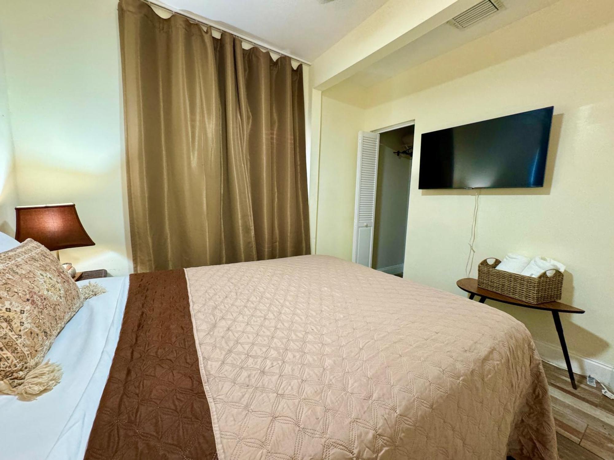 Private At Centrally Located With Free Parking Homestay *