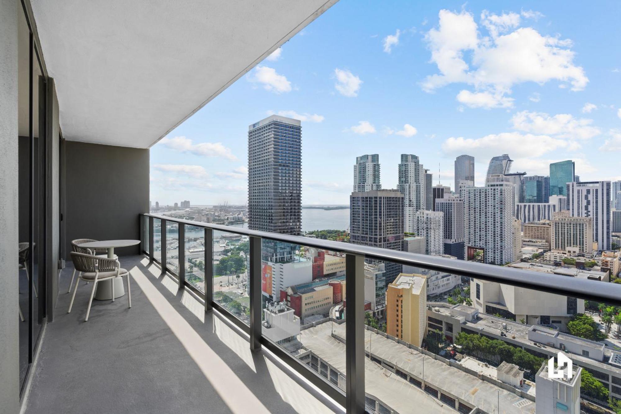 Stylish With Partial Ocean Views In Downtown! *
