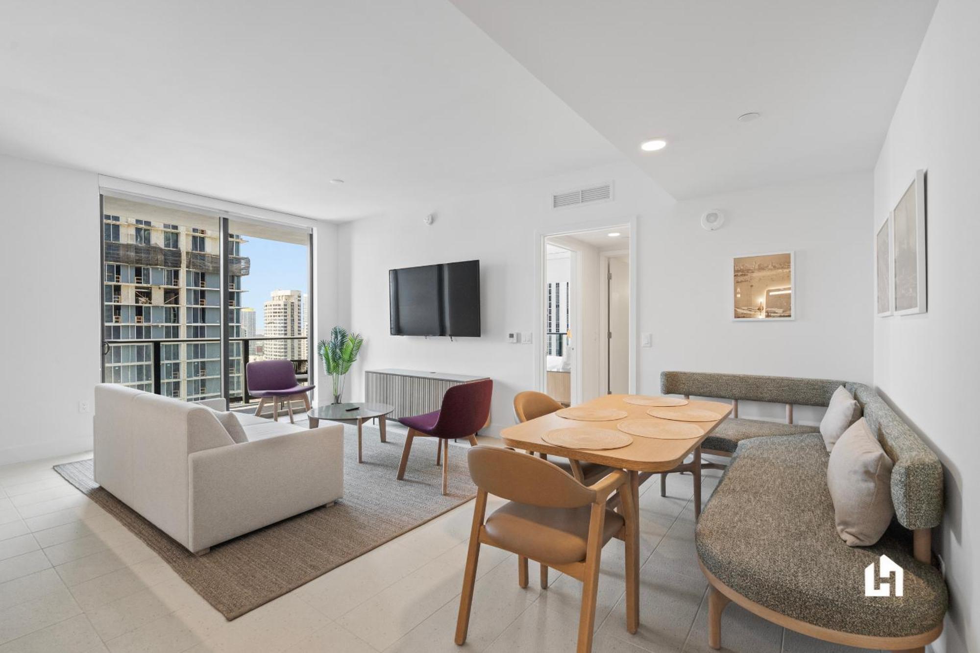Apartment Stylish With Partial Ocean Views In Downtown!