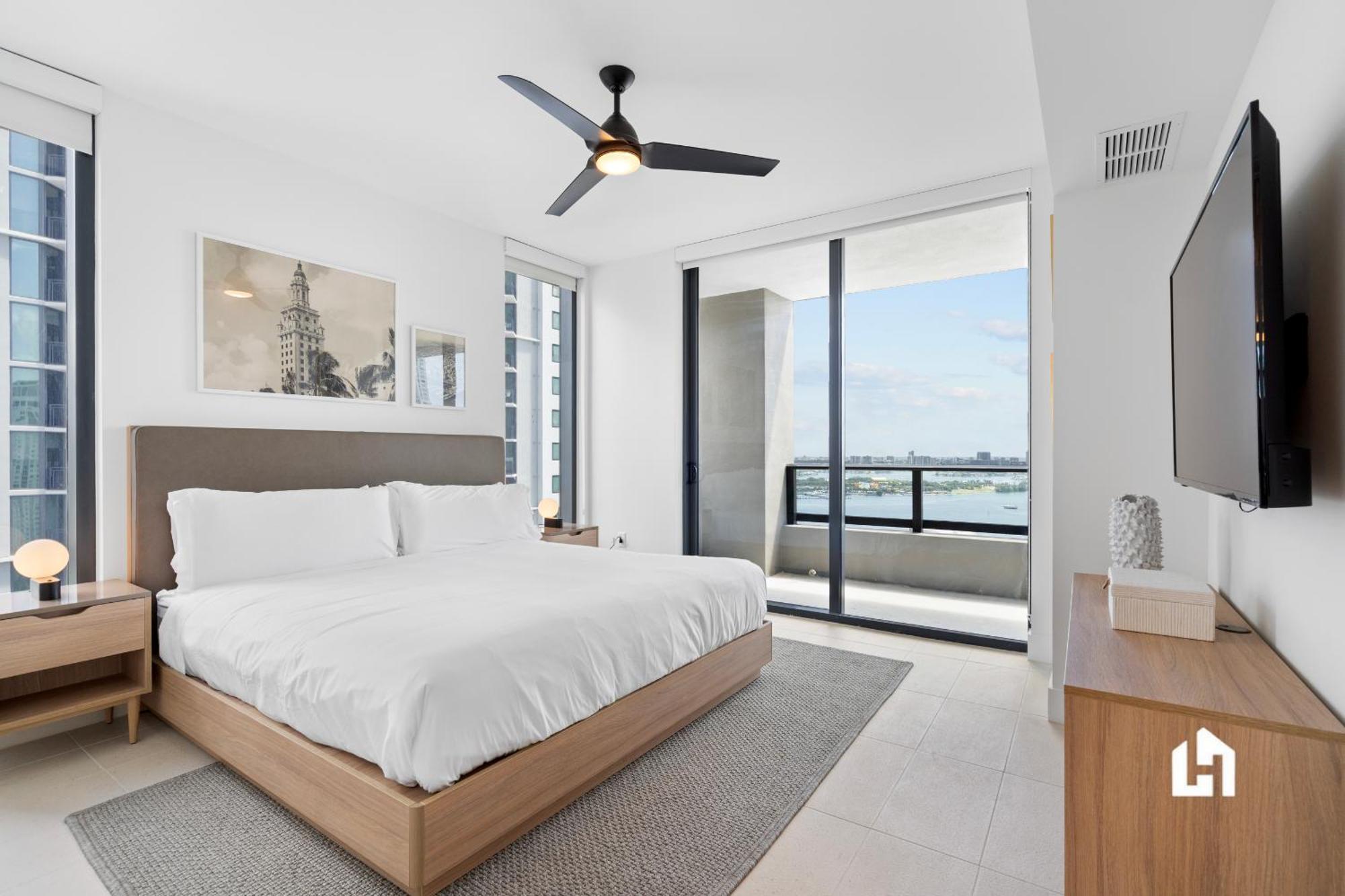 Stylish With Partial Ocean Views In Downtown! *