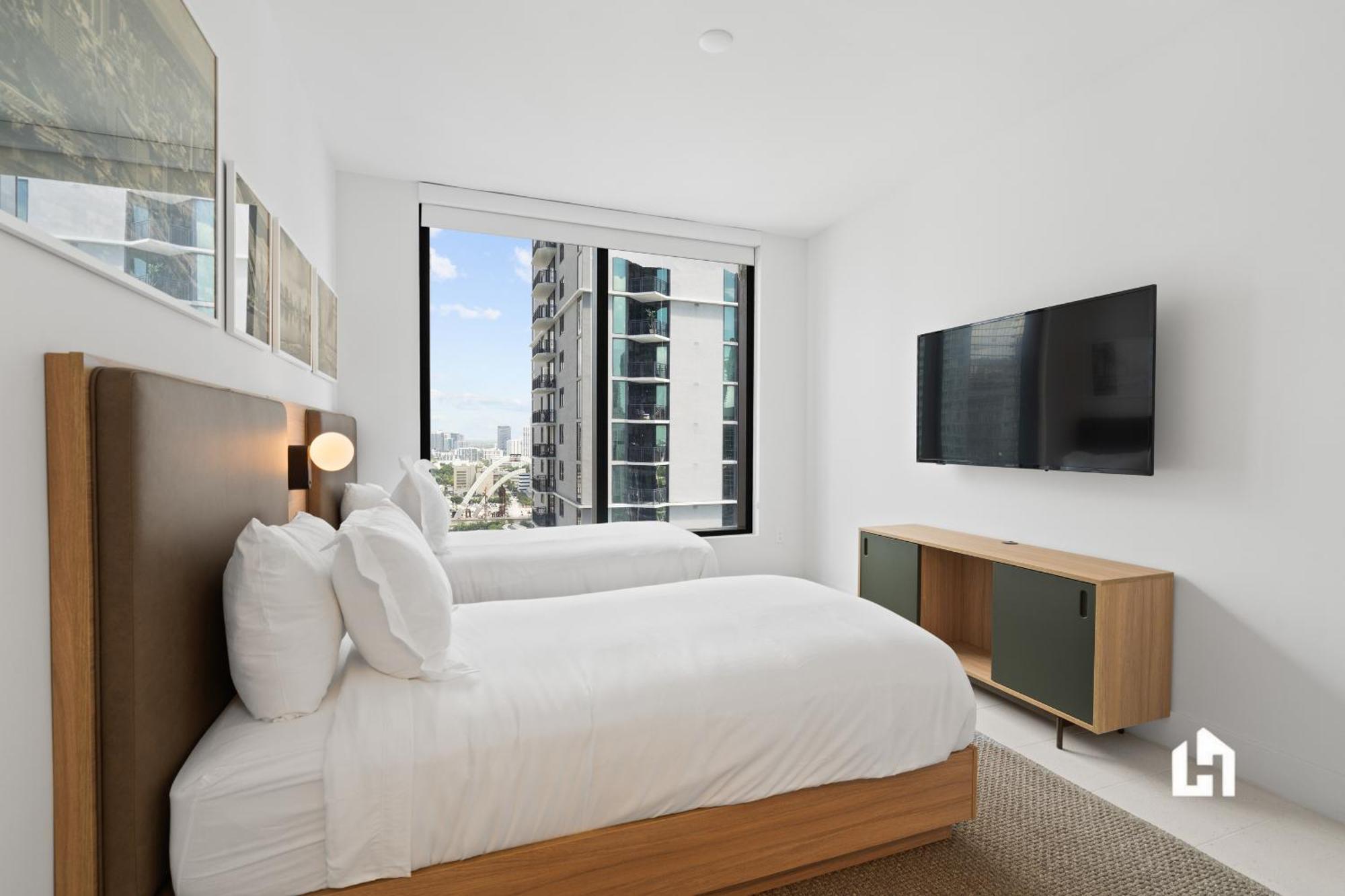 Stylish With Partial Ocean Views In Downtown! Apartment