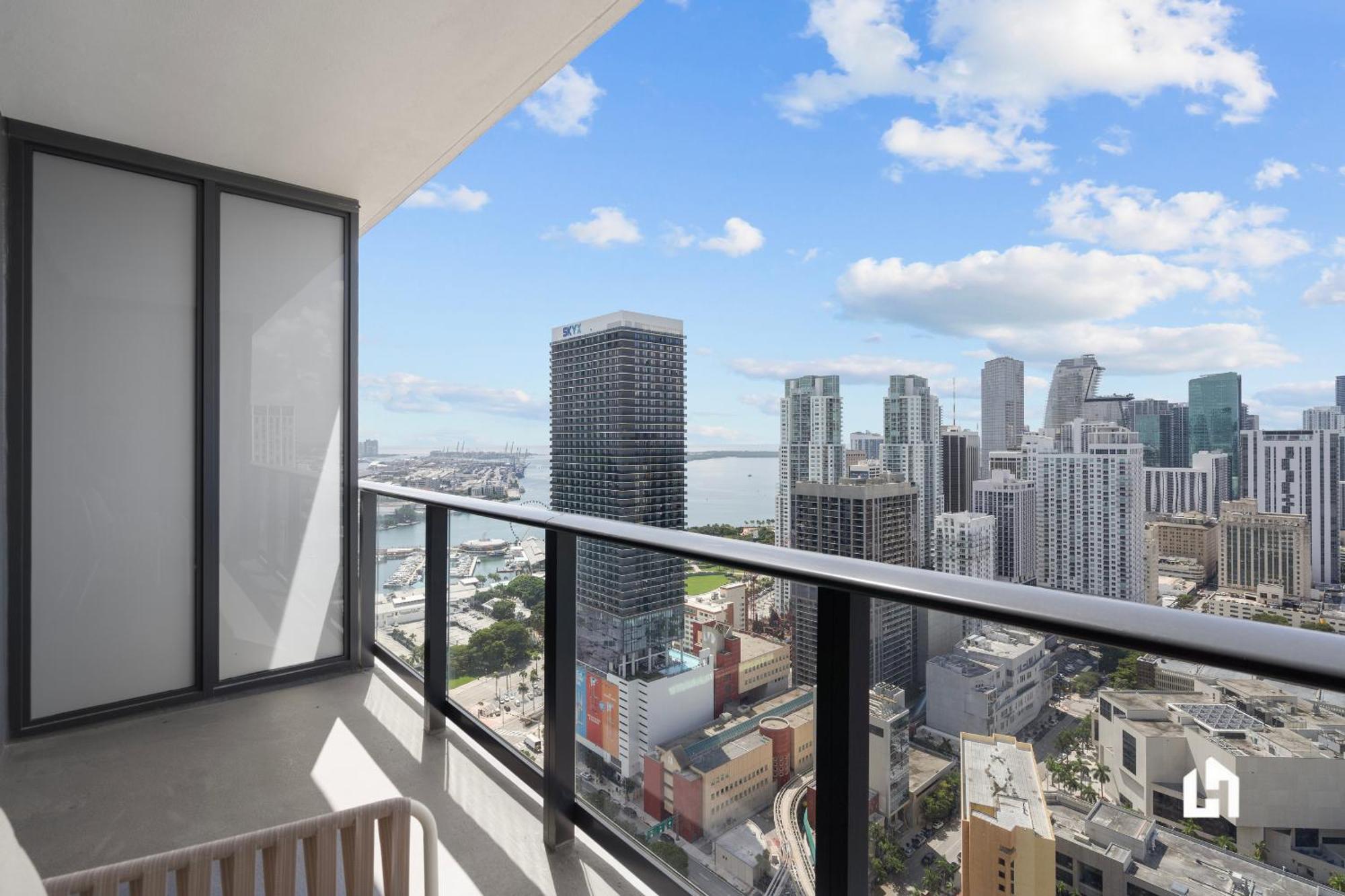 Apartment Stylish With Partial Ocean Views In Downtown!