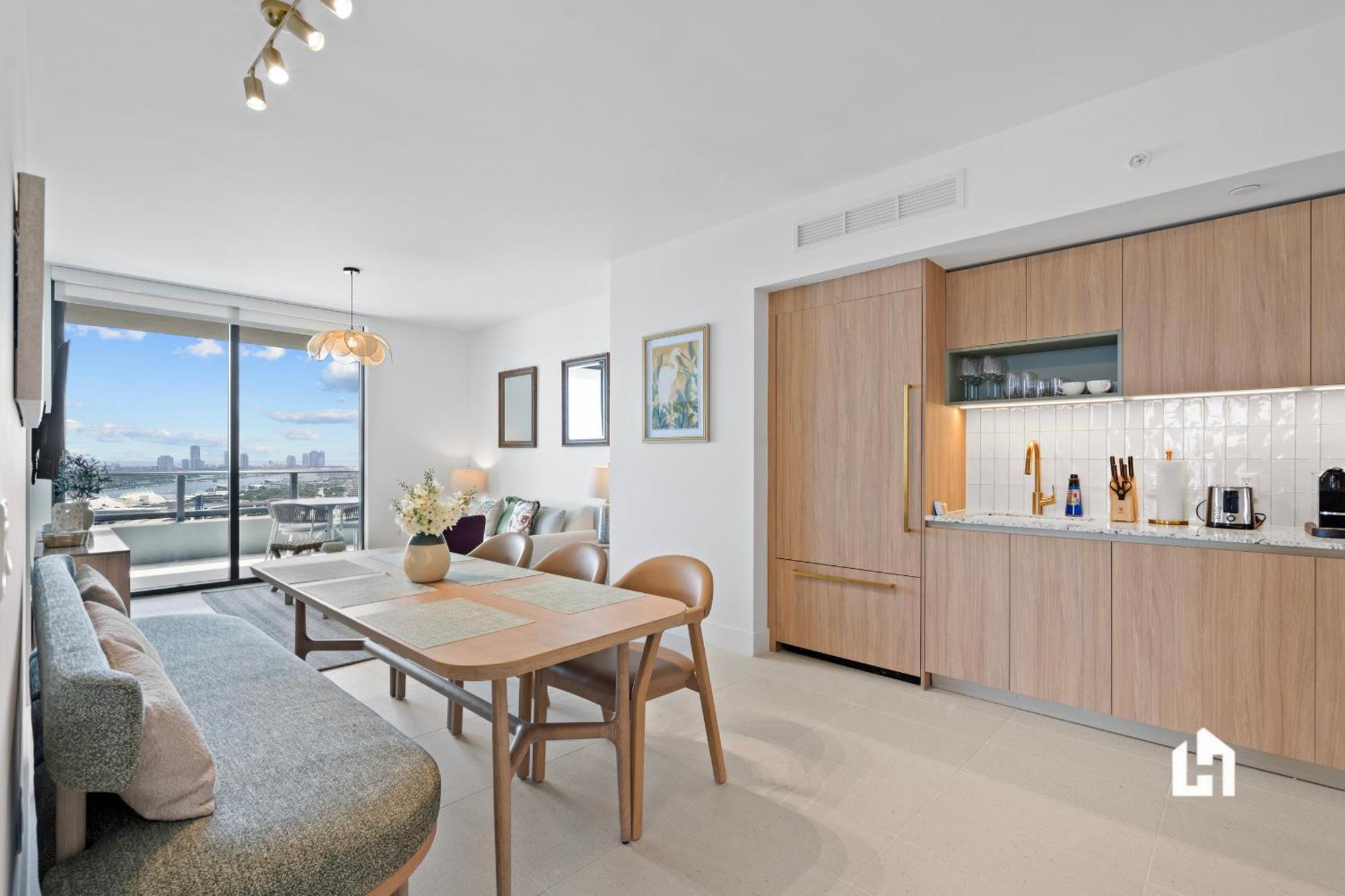 Apartment Stylish With Partial Ocean Views In Downtown! *