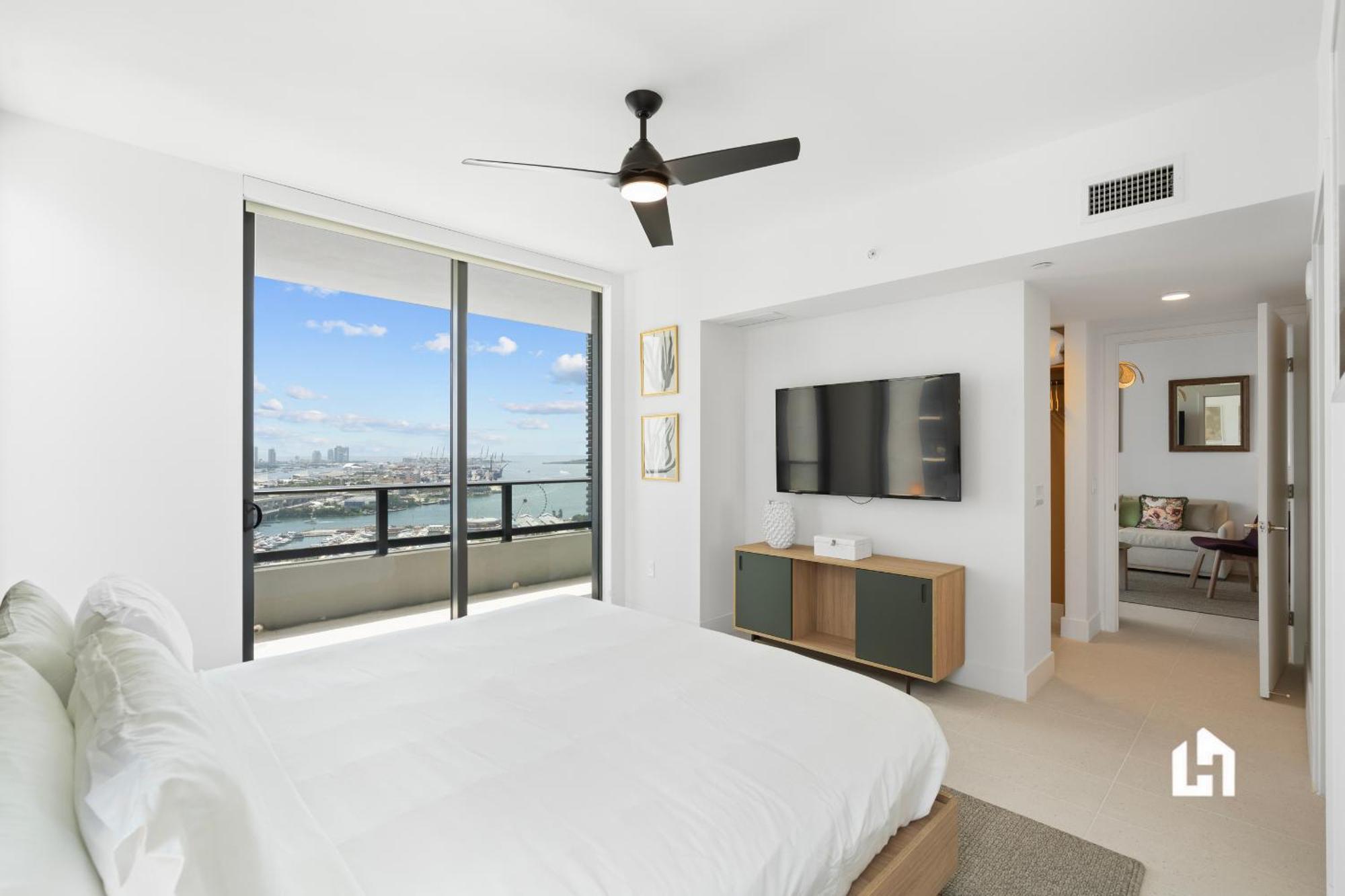 Stylish With Partial Ocean Views In Downtown! Miami