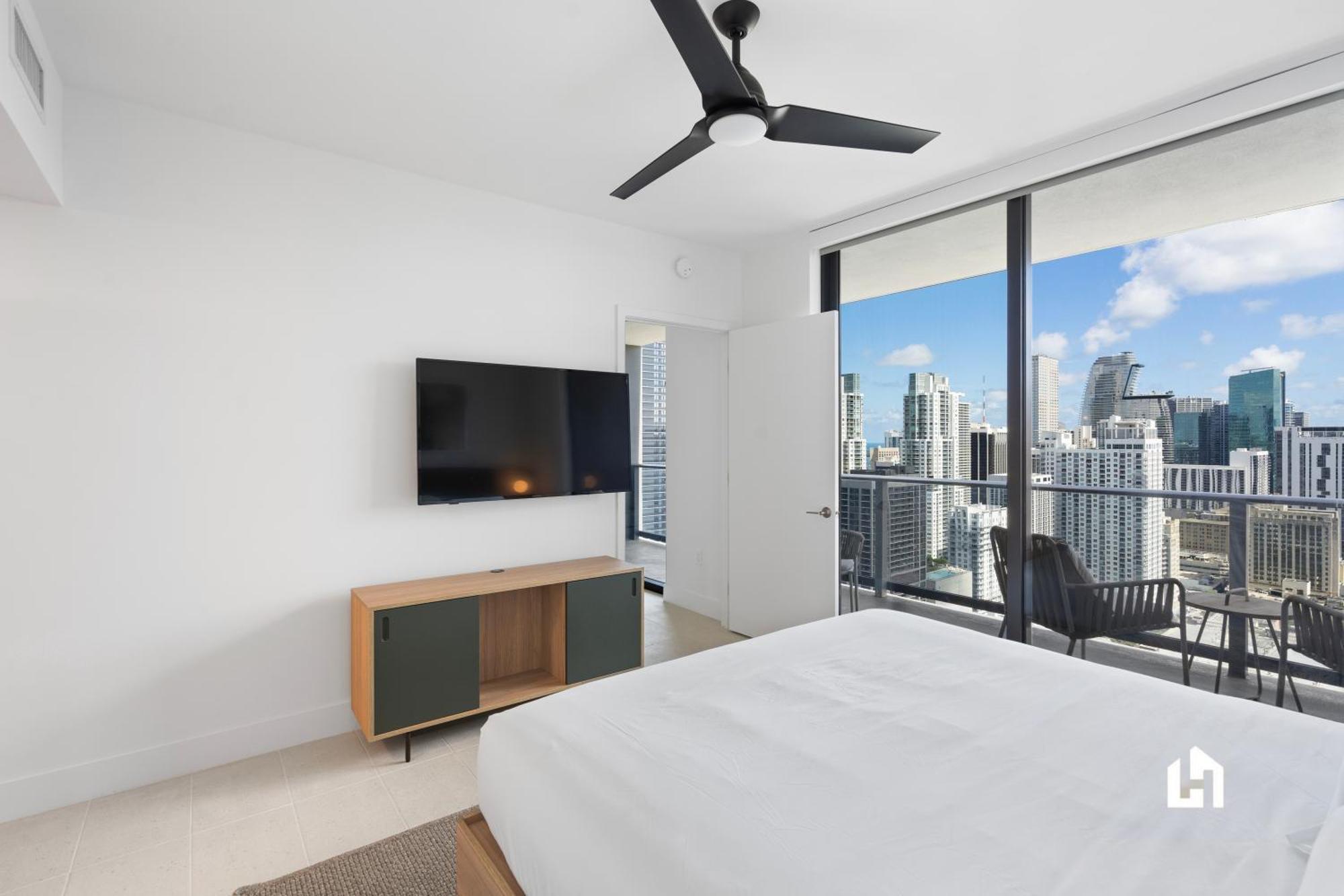 Stylish With Partial Ocean Views In Downtown! Miami