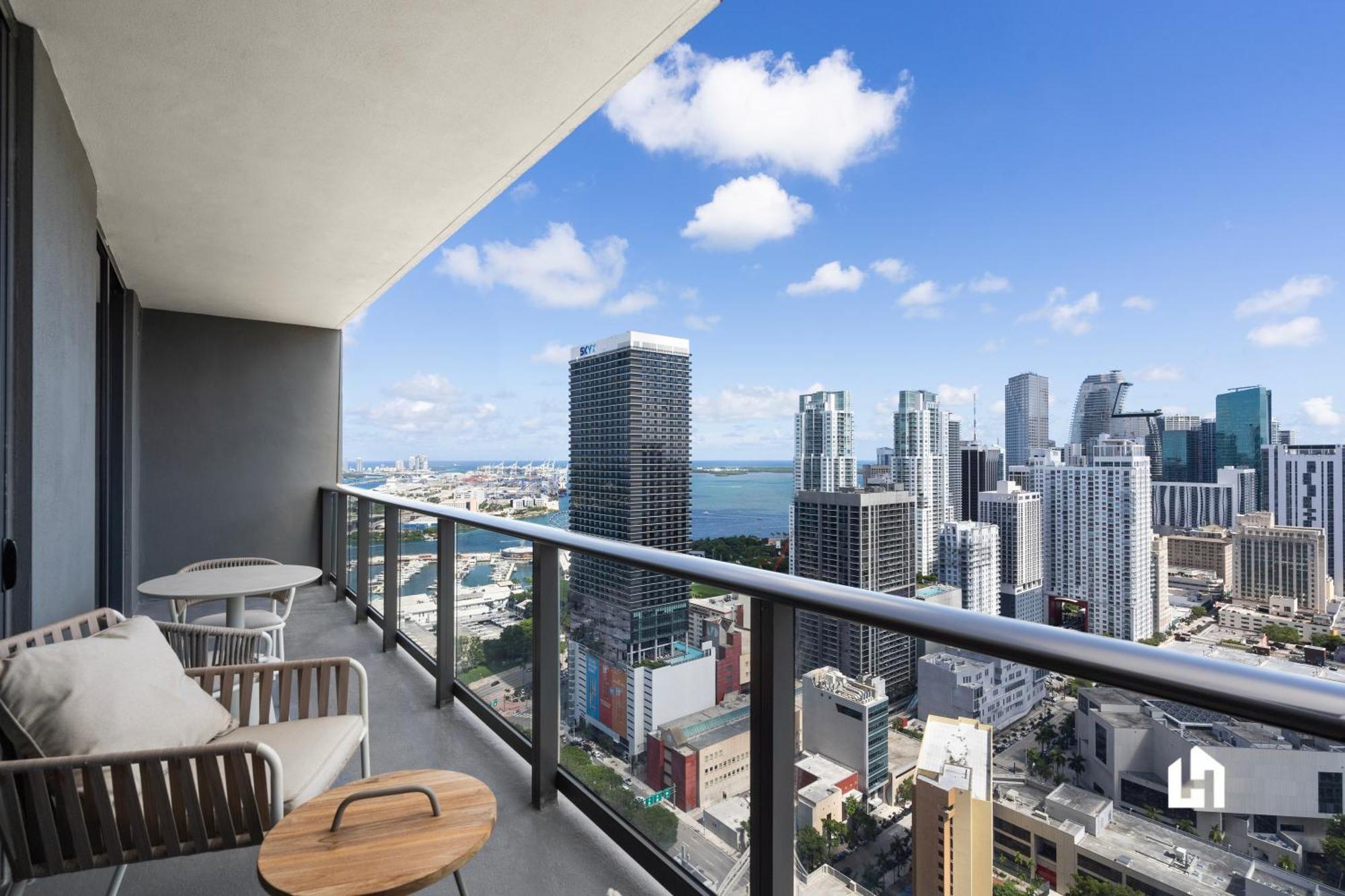 Apartment Stylish With Partial Ocean Views In Downtown!