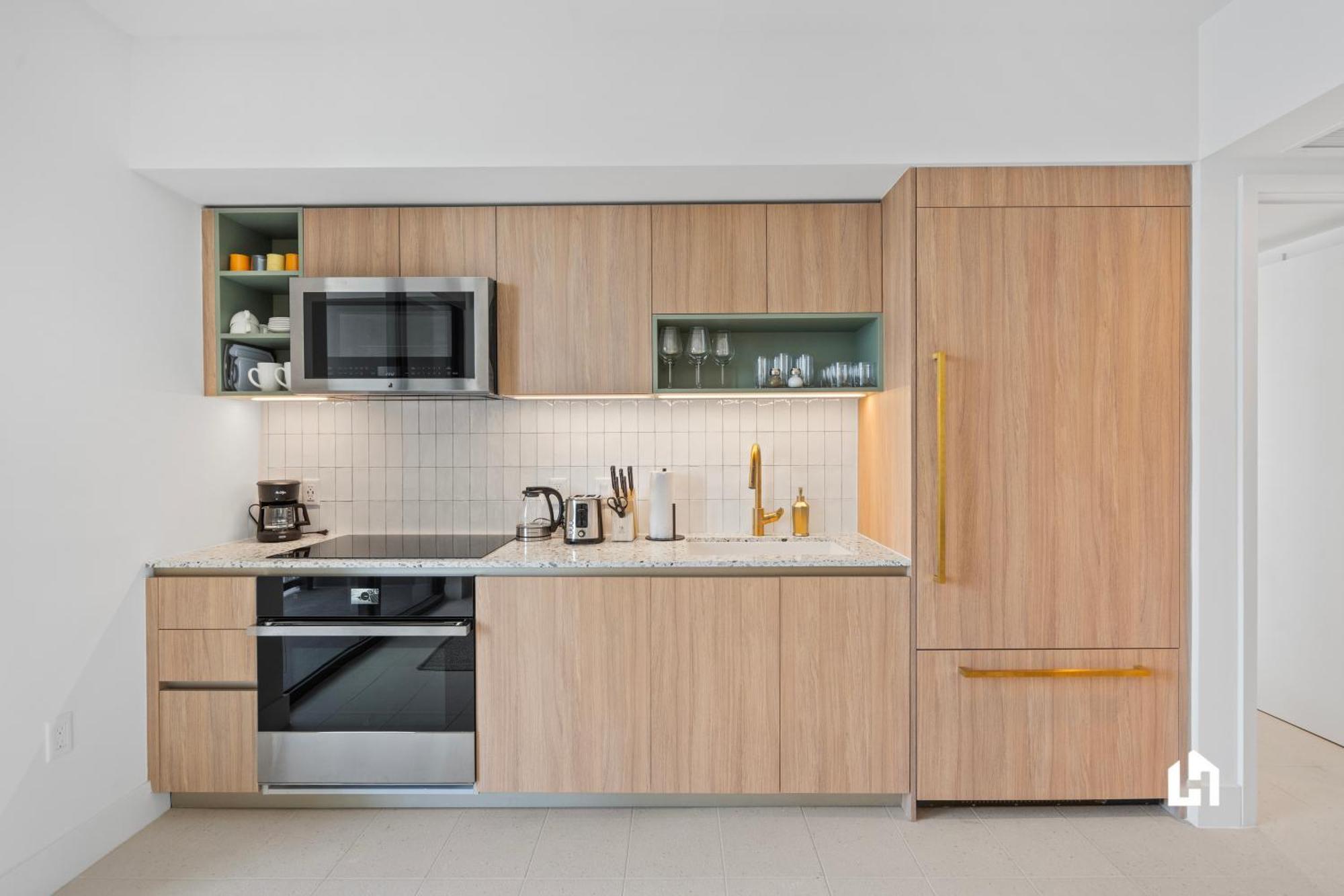 Stylish With Partial Ocean Views In Downtown! Apartment
