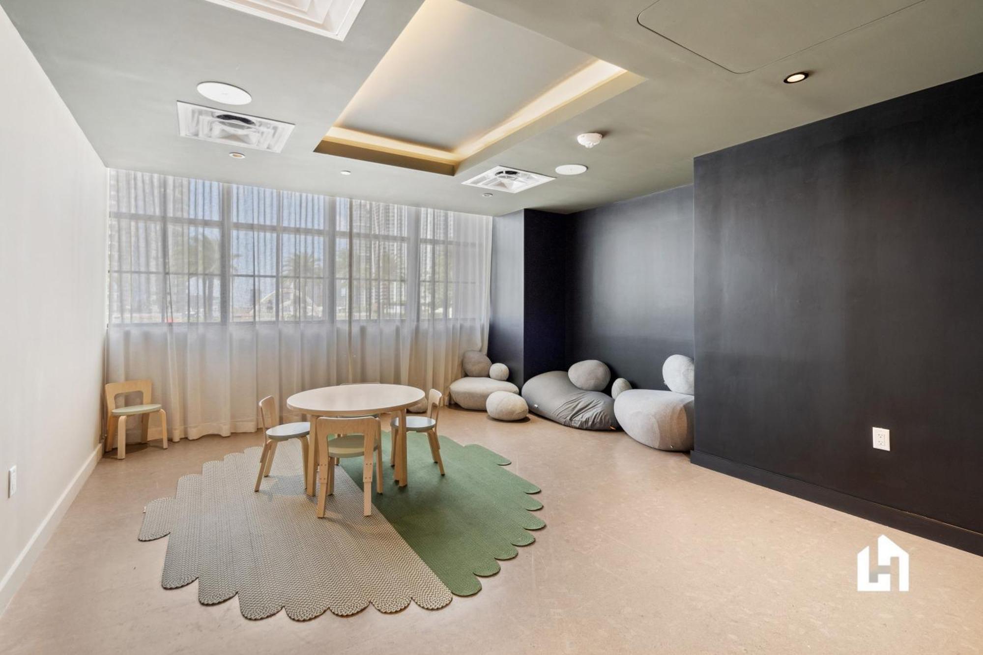 Stylish With Partial Ocean Views In Downtown! * Miami