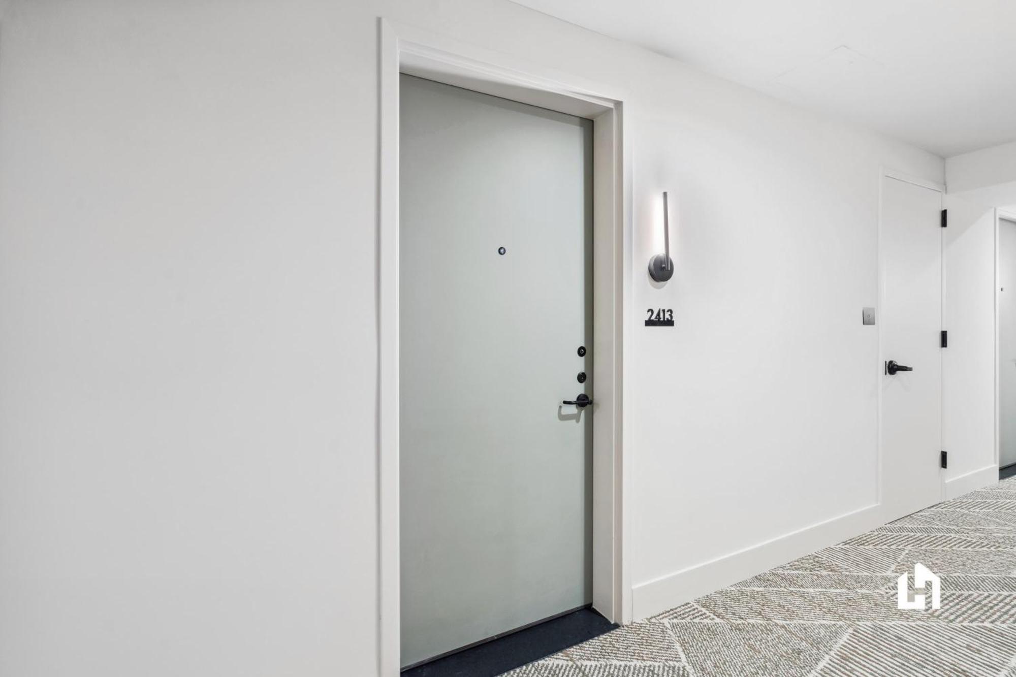 Apartment Stylish With Partial Ocean Views In Downtown!