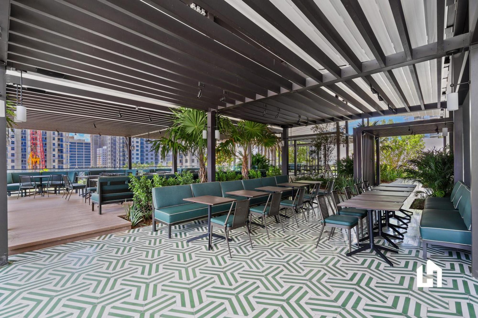 Stylish With Partial Ocean Views In Downtown! Miami