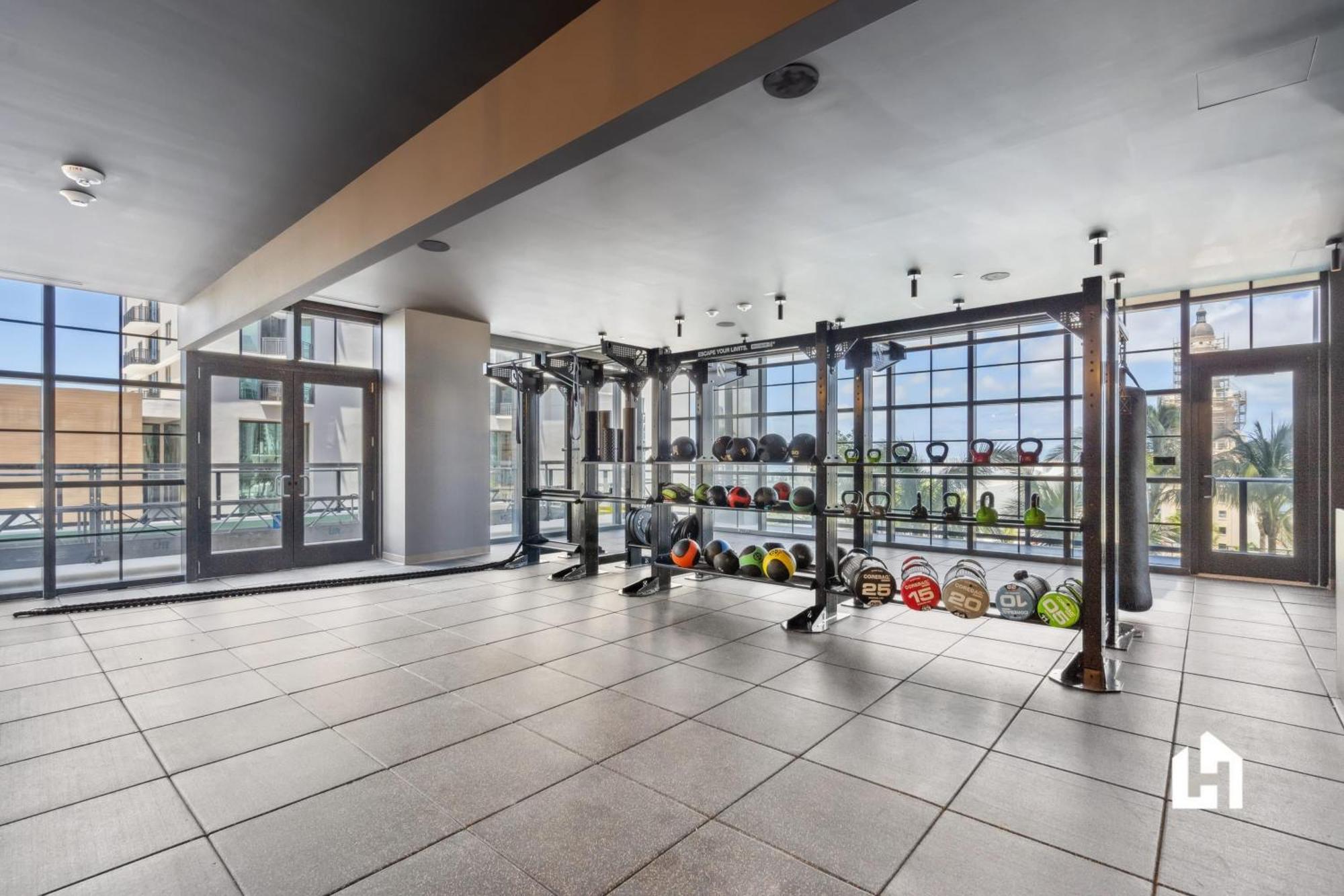 Apartment Stylish With Partial Ocean Views In Downtown!
