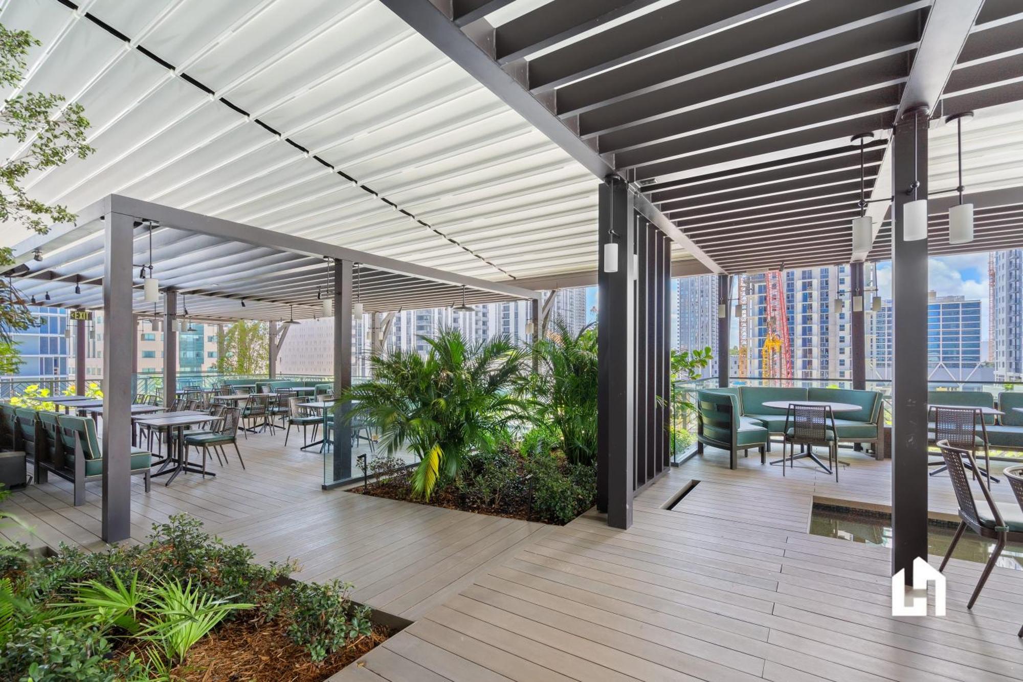 Stylish With Partial Ocean Views In Downtown! *