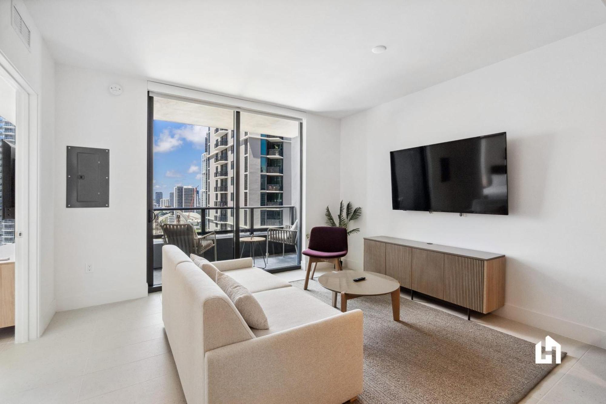 Stylish With Partial Ocean Views In Downtown! Miami