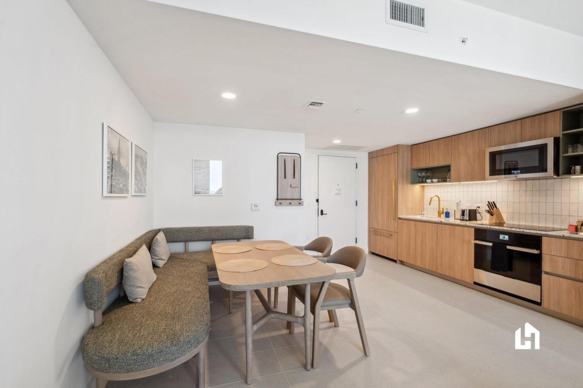 Stylish With Partial Ocean Views In Downtown! * Miami
