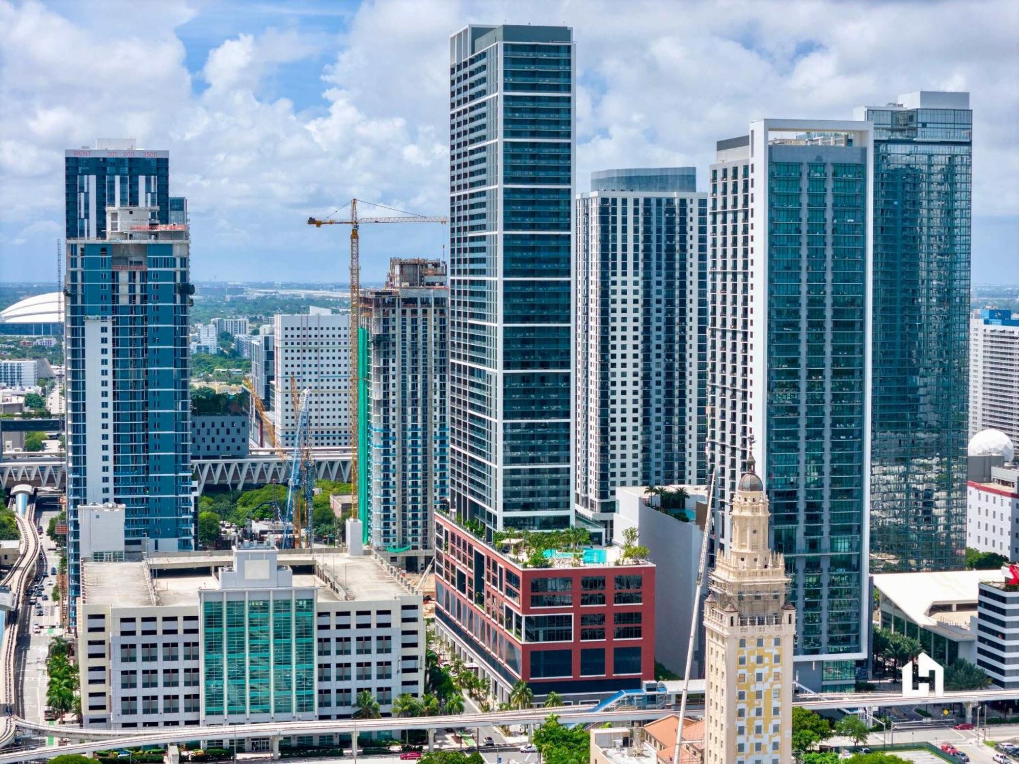 Apartment Stylish With Partial Ocean Views In Downtown!