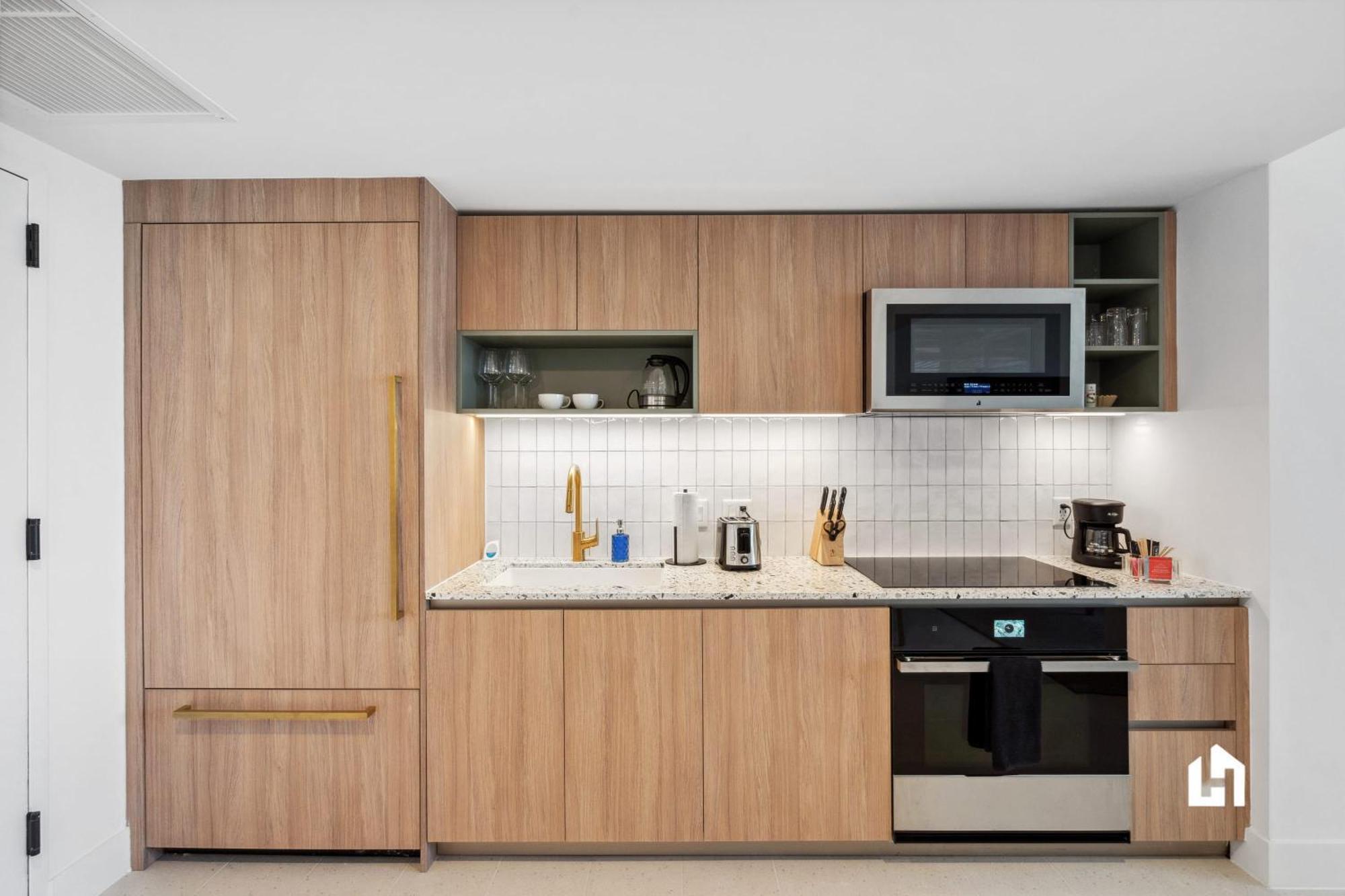Apartment Stylish With Partial Ocean Views In Downtown! *