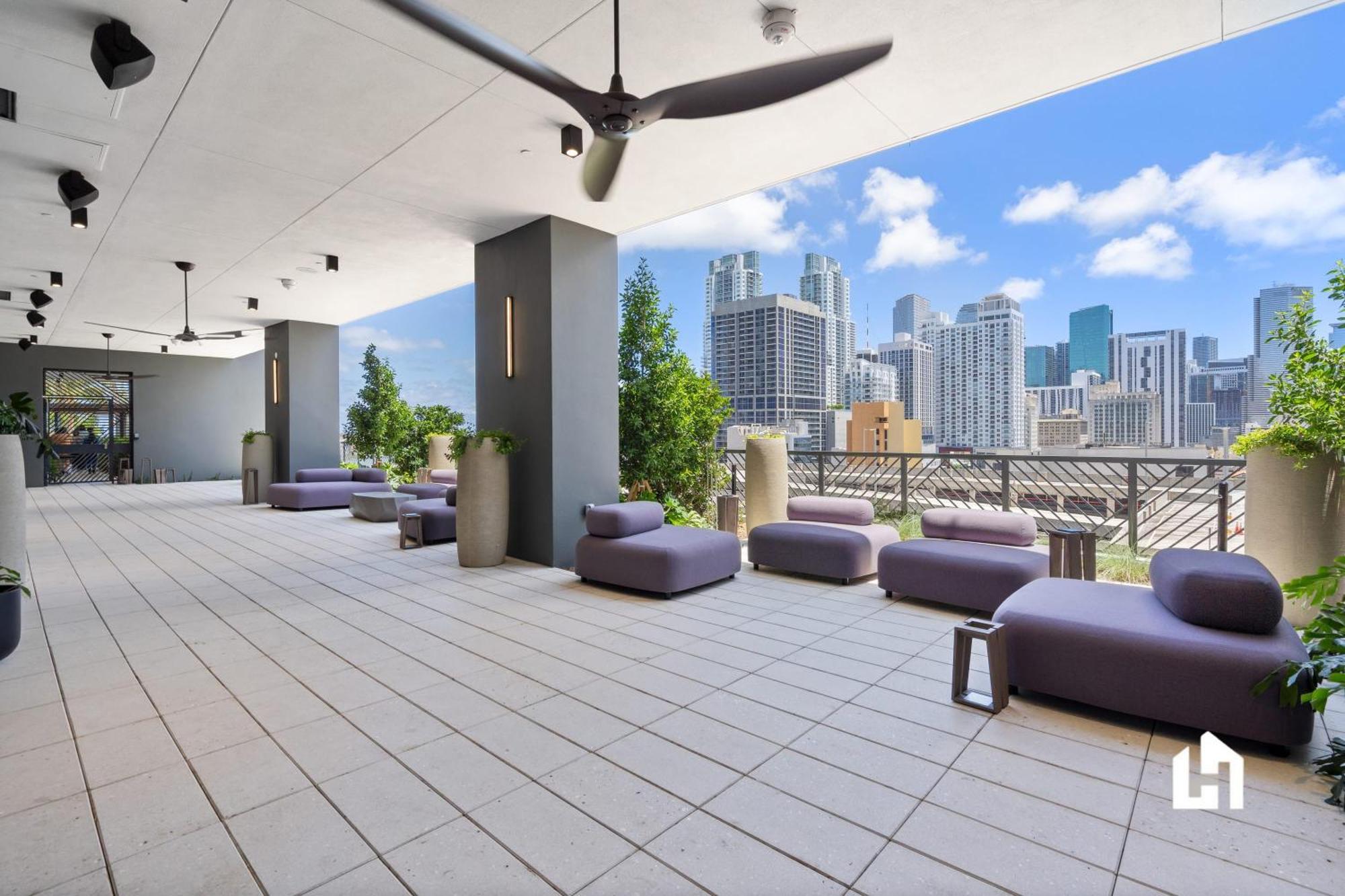 Stylish With Partial Ocean Views In Downtown! *