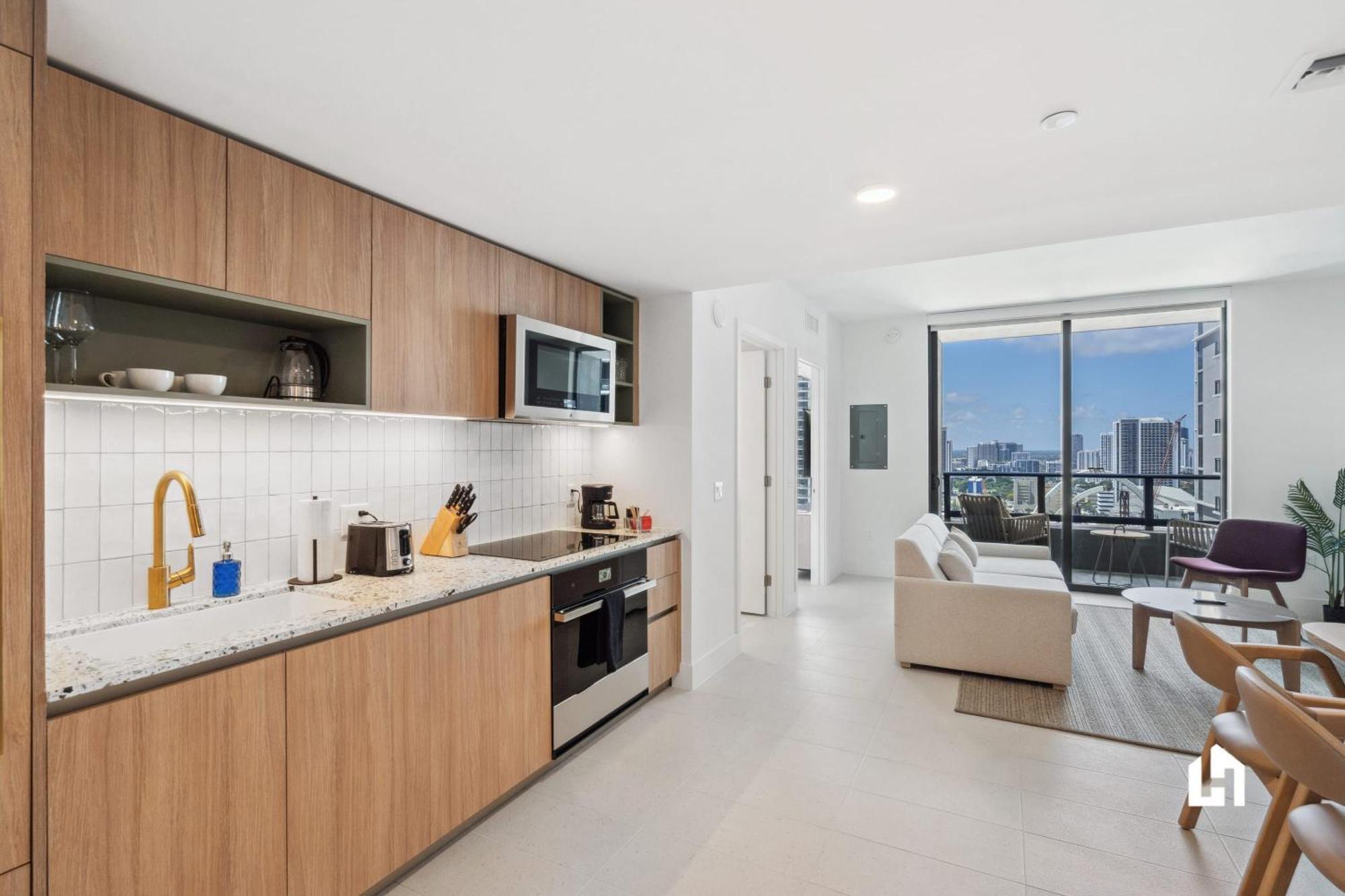 Stylish With Partial Ocean Views In Downtown! Apartment