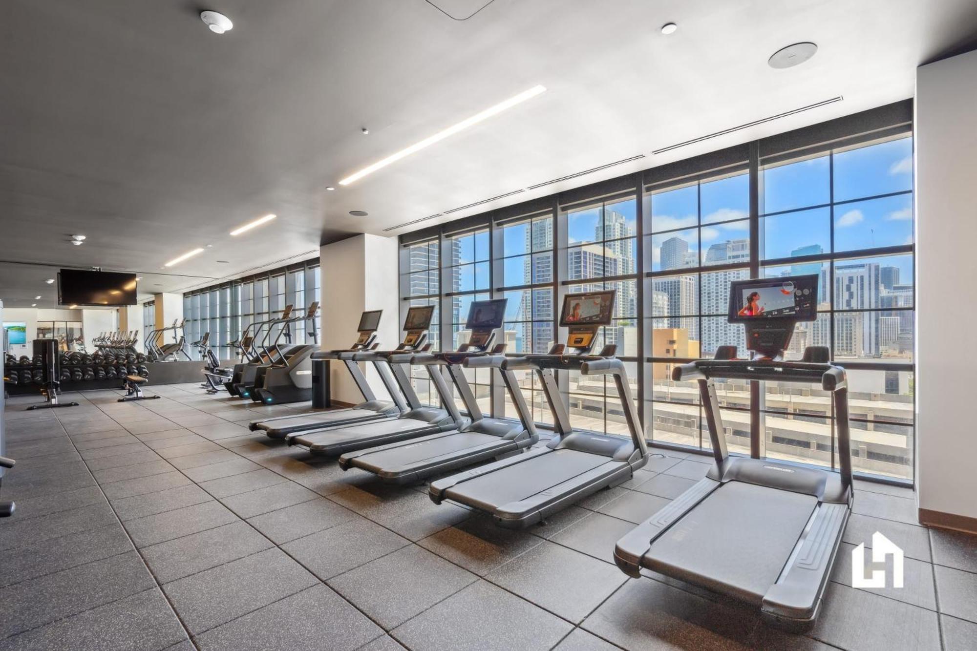 Apartment Stylish With Partial Ocean Views In Downtown!
