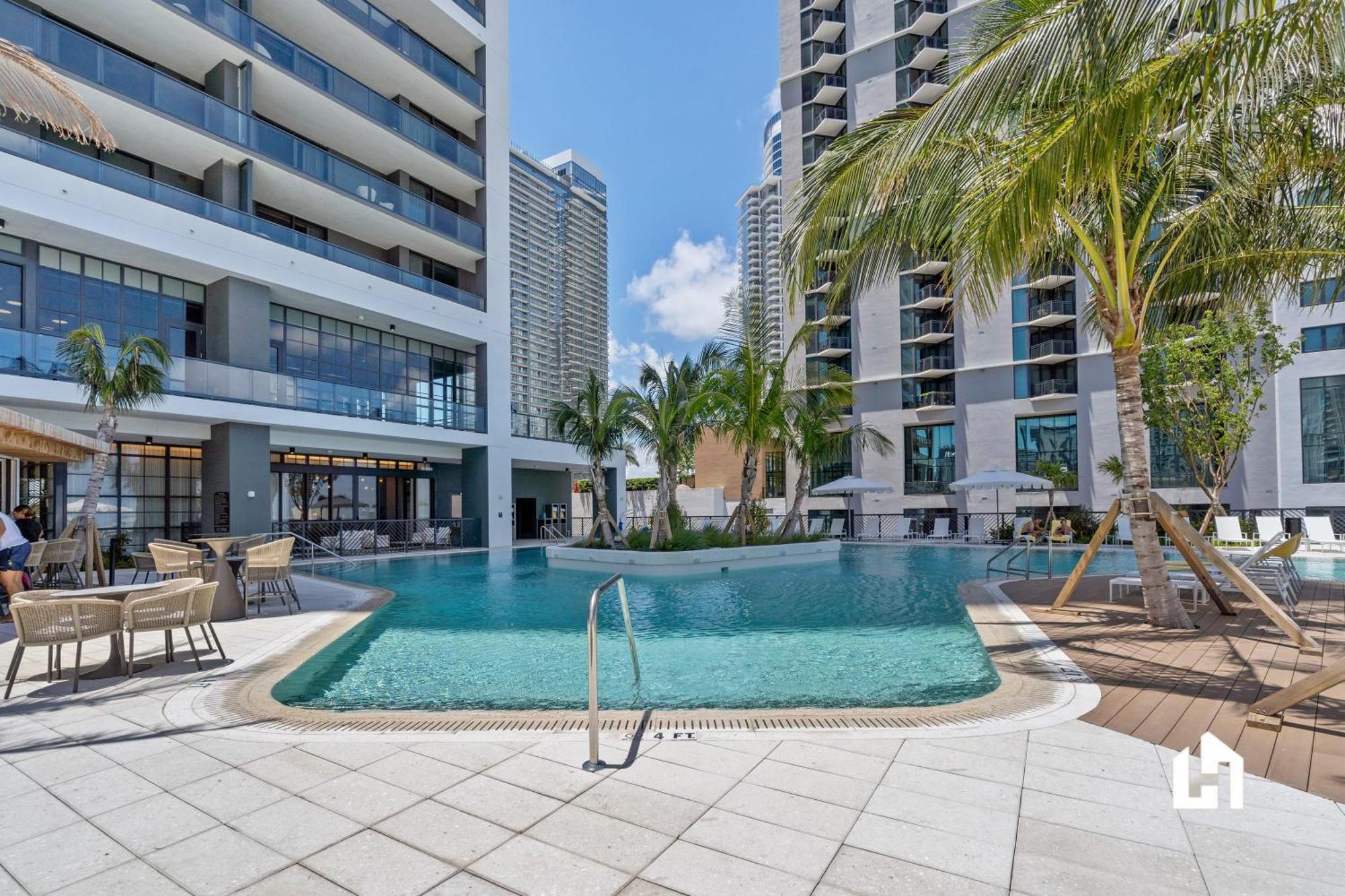 Stylish With Partial Ocean Views In Downtown! *