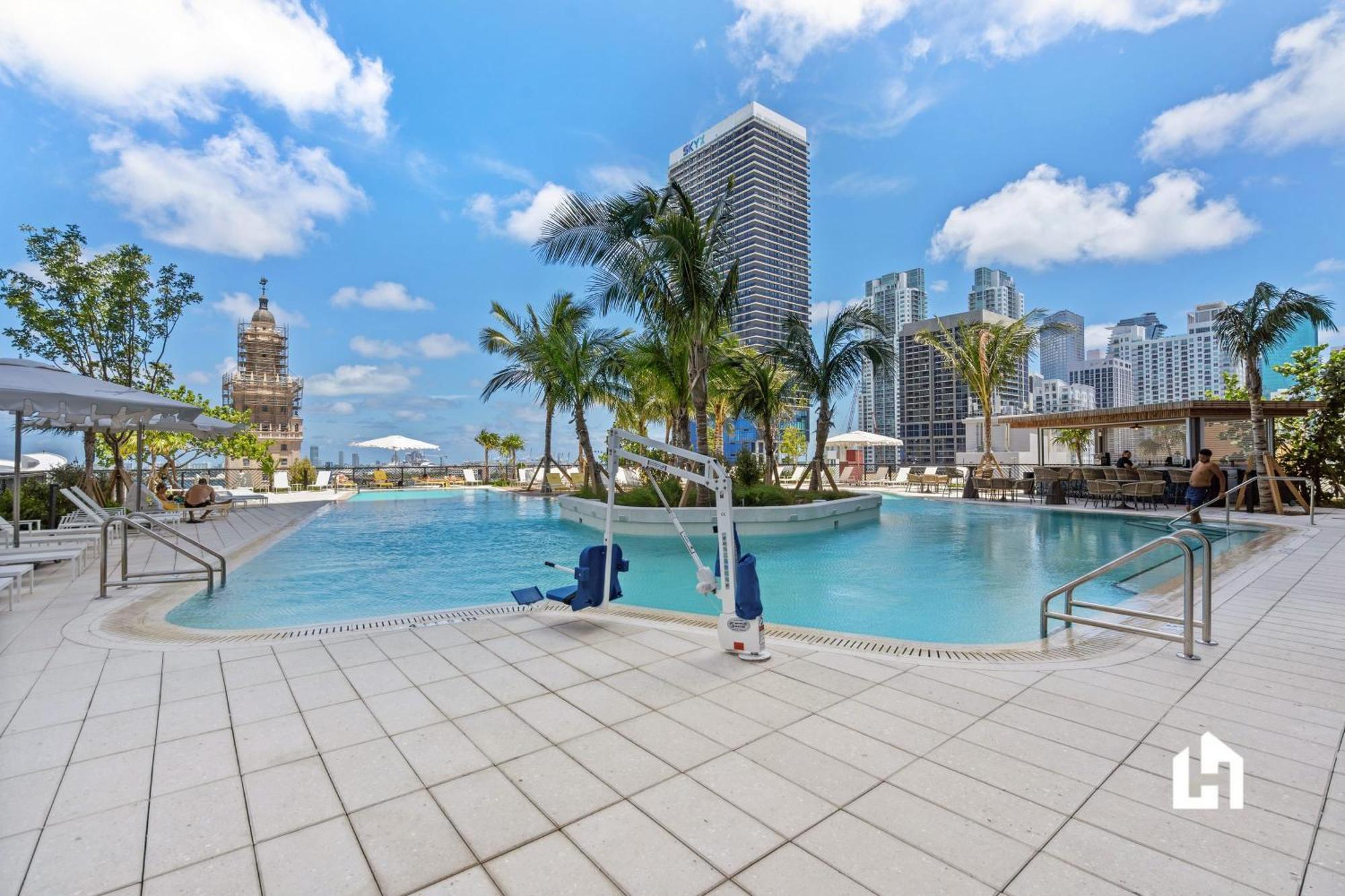 Apartment Stylish With Partial Ocean Views In Downtown!