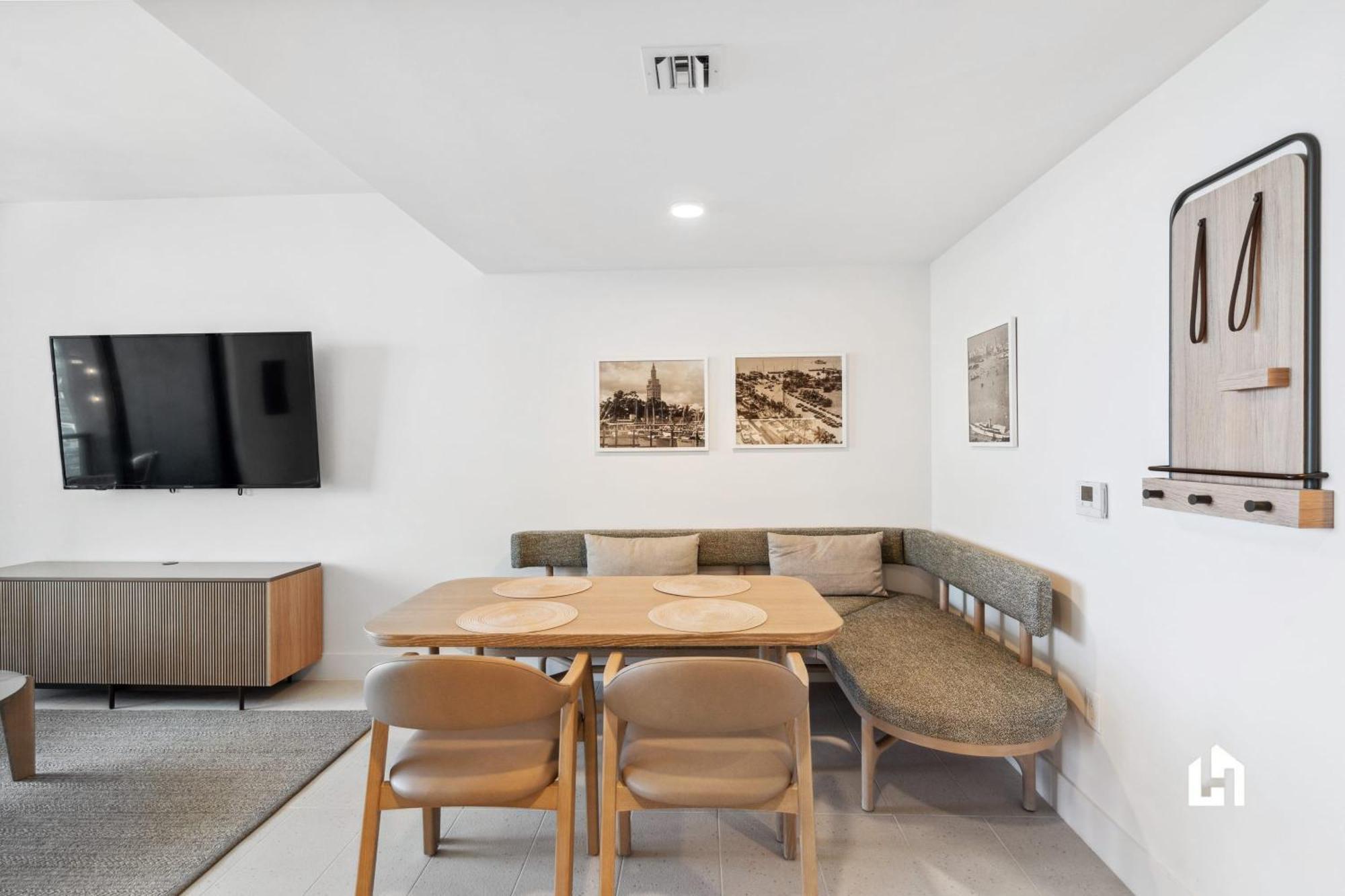 Apartment Stylish With Partial Ocean Views In Downtown! *