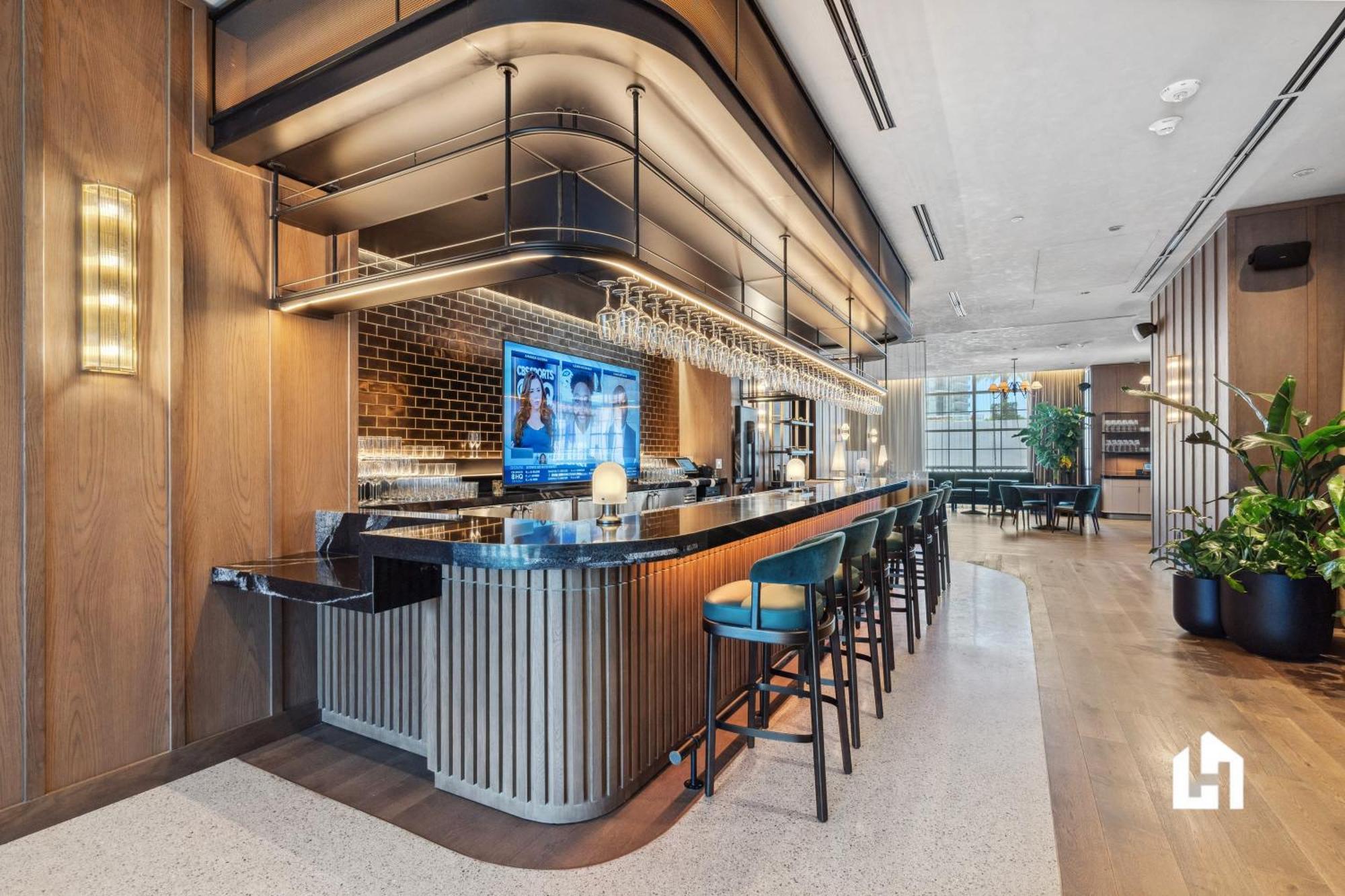 Apartment Stylish With Partial Ocean Views In Downtown!