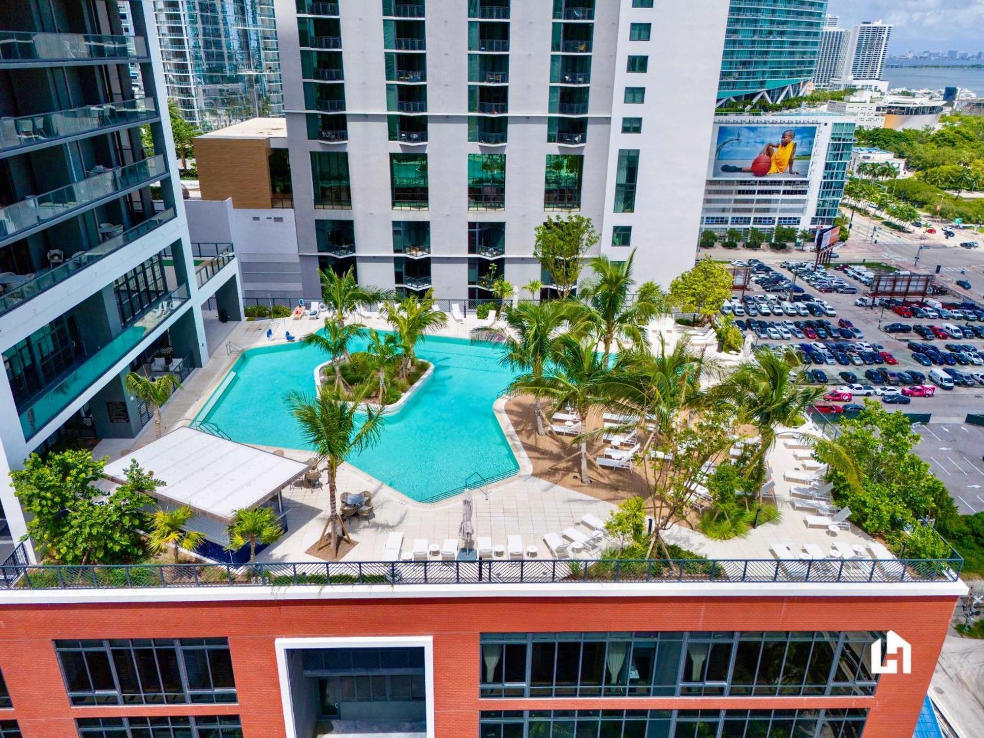 Stylish With Partial Ocean Views In Downtown! Apartment *