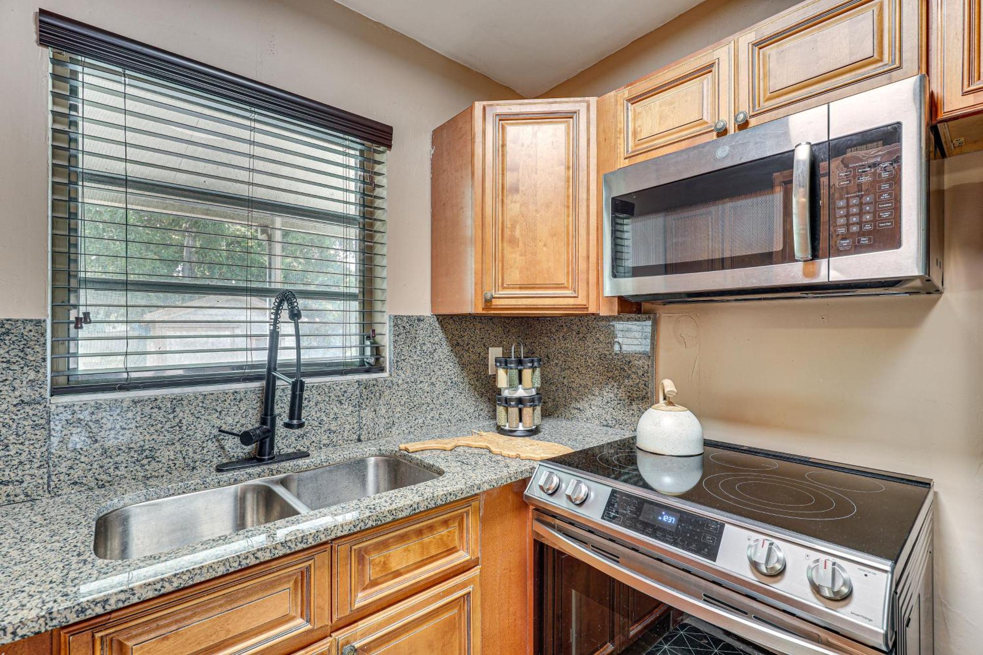 11 Mi To South With Screened Porch! * Miami