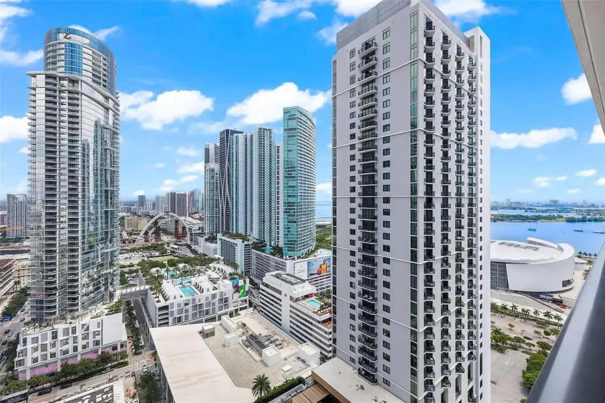 Luxury 2 Bedrooms Balcony Pool & Gym Apartment *