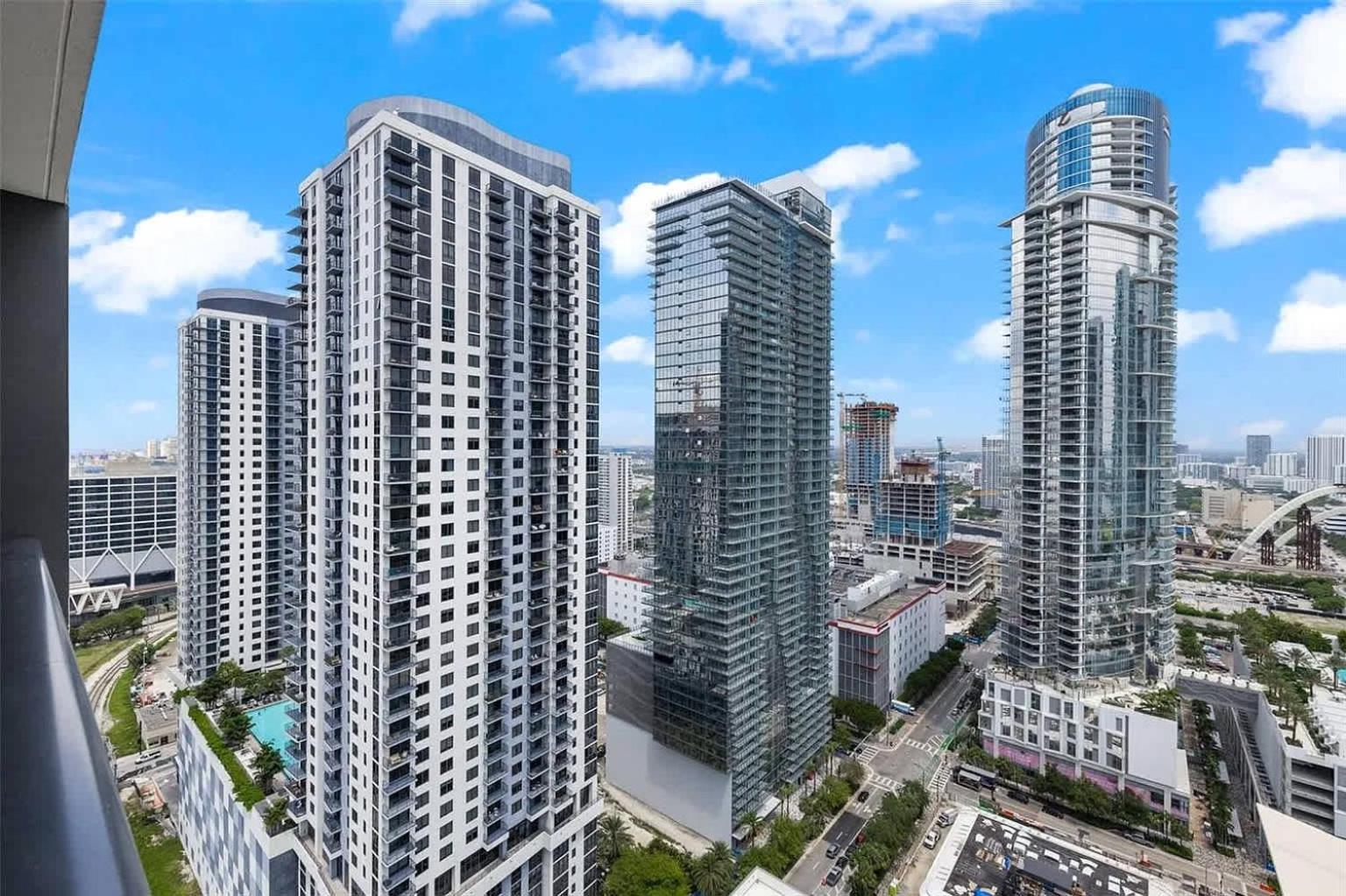 Luxury 2 Bedrooms Balcony Pool & Gym Apartment Miami