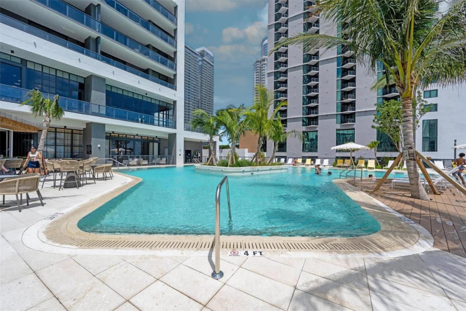 Luxury 2 Bedrooms Balcony Pool & Gym *