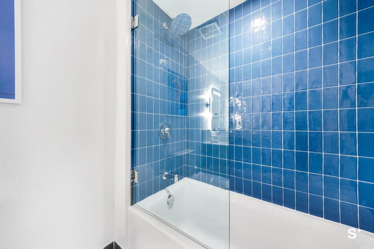 Chic Downtown 1br With Stunning Skyline Views