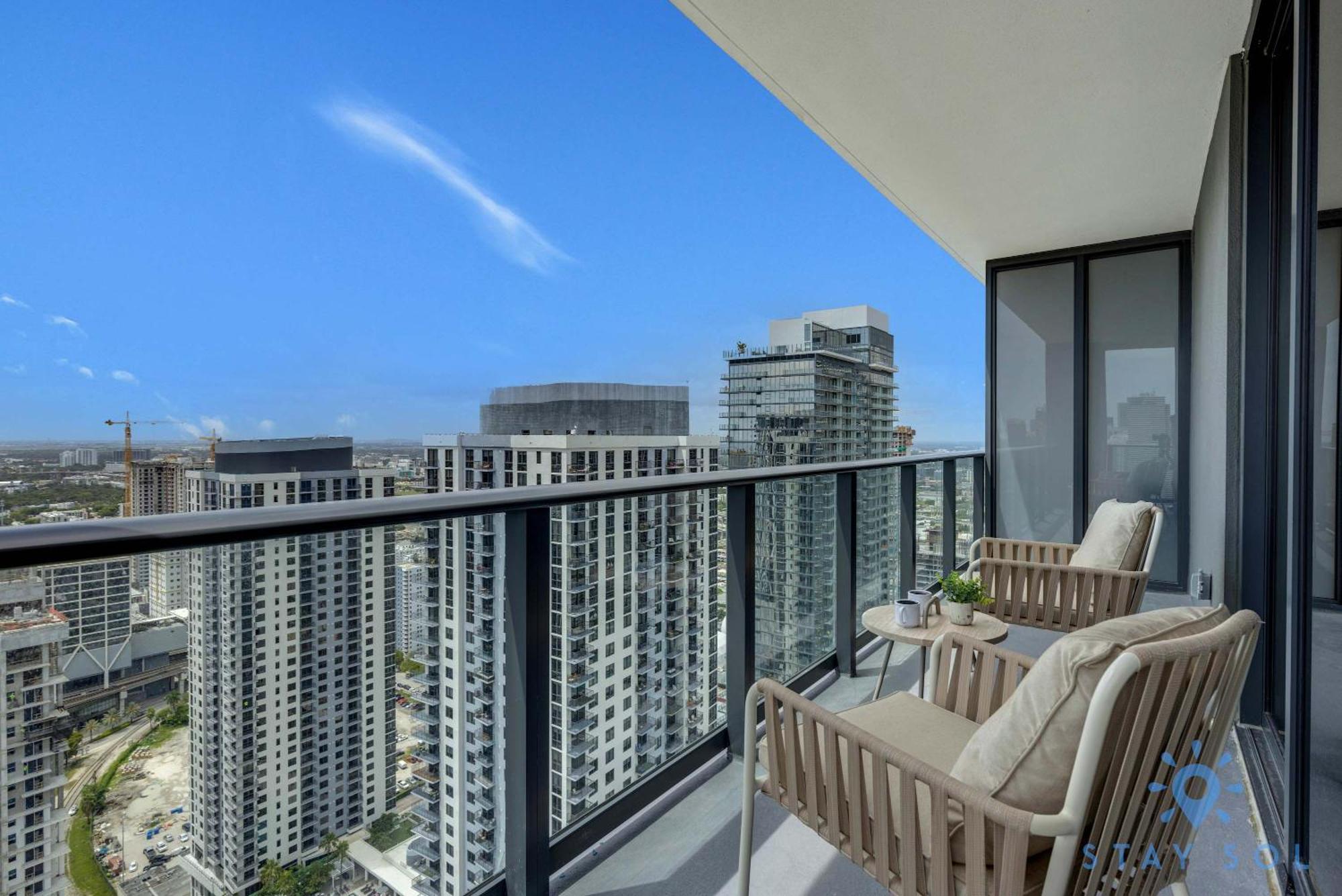 Luxury 2 Bedrooms Balcony Pool & Gym
