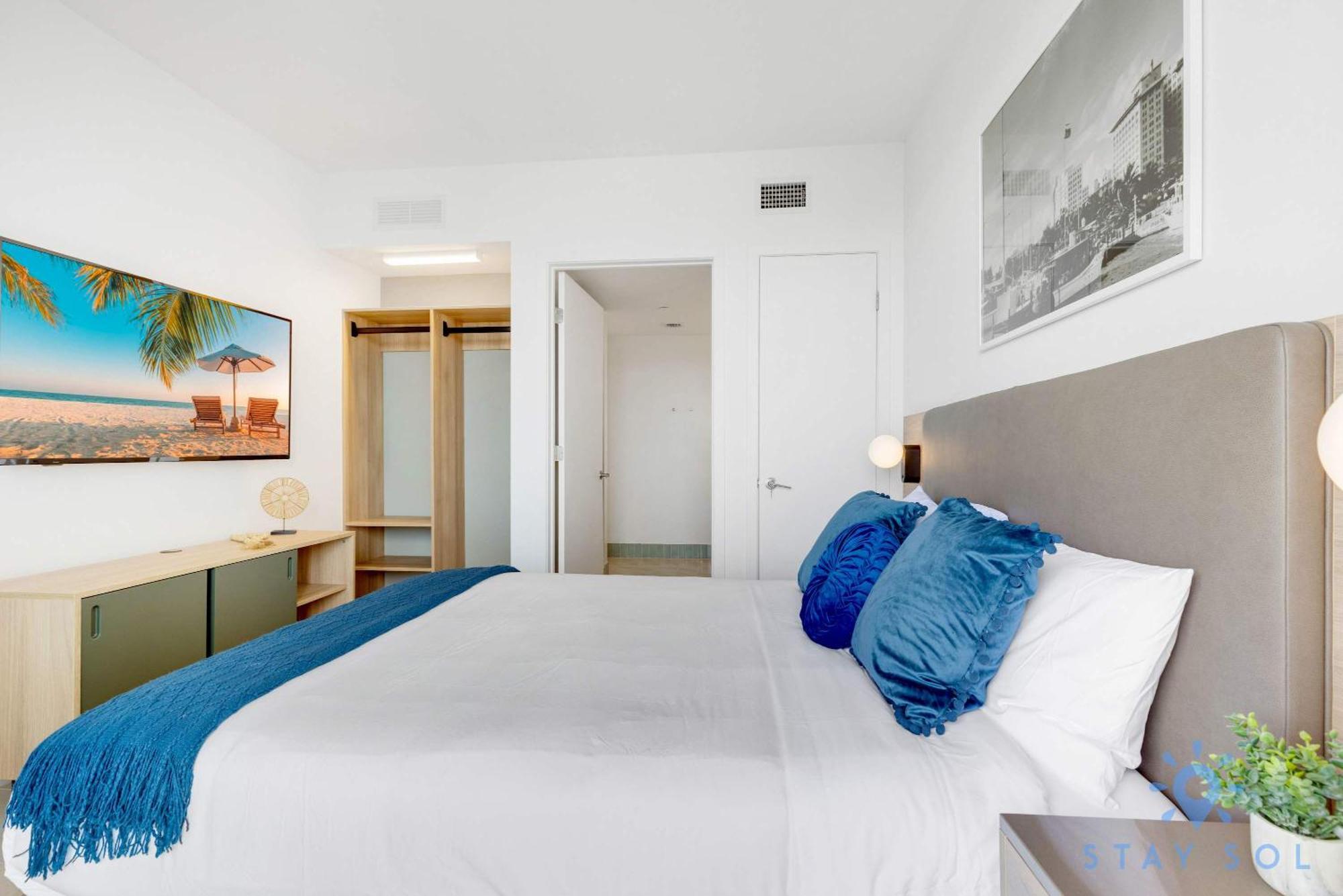 Luxury 2 Bedrooms Balcony Pool & Gym Apartment