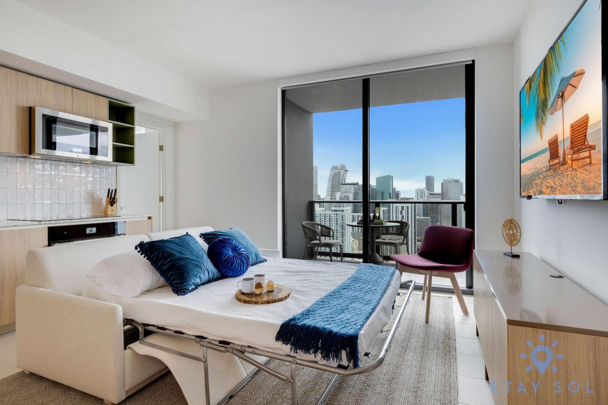 Luxury 2 Bedrooms Balcony Pool & Gym Apartment Miami