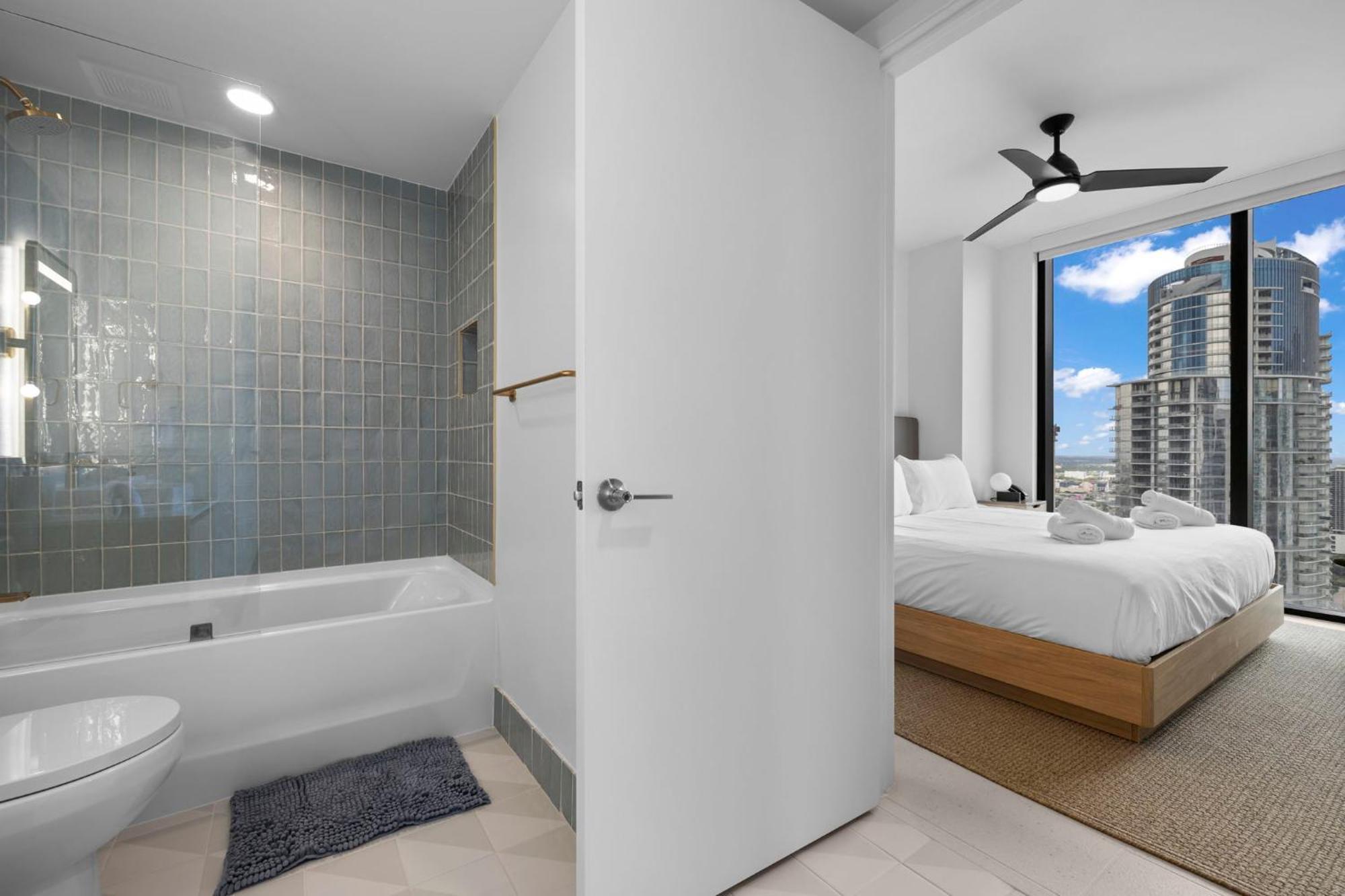 Free Parking! Luxury In Downtown Apartment